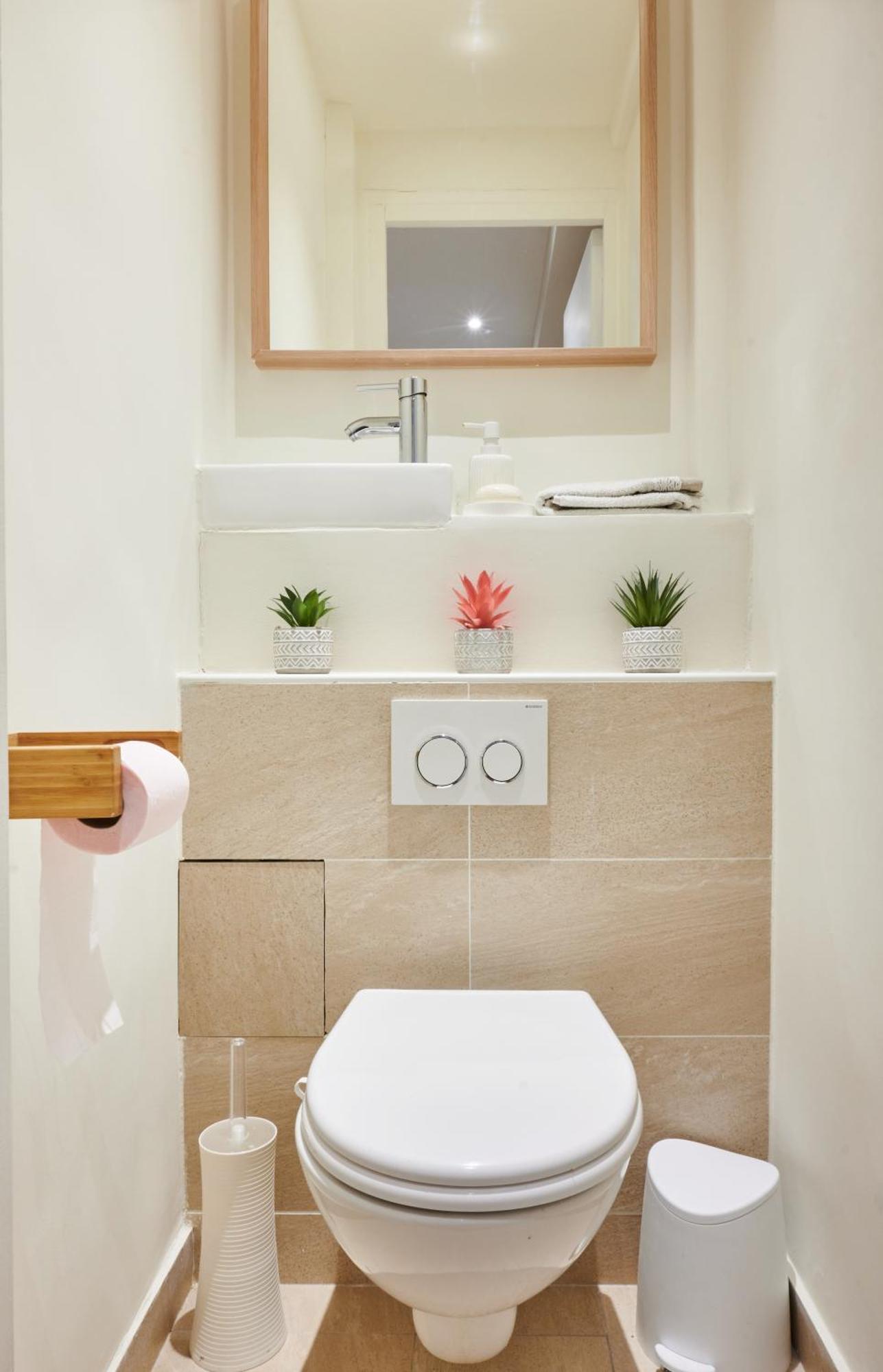 Tour Eiffel & Champs Elysees Business Apartment: Bright 2br With Housekeeping Apartment Paris