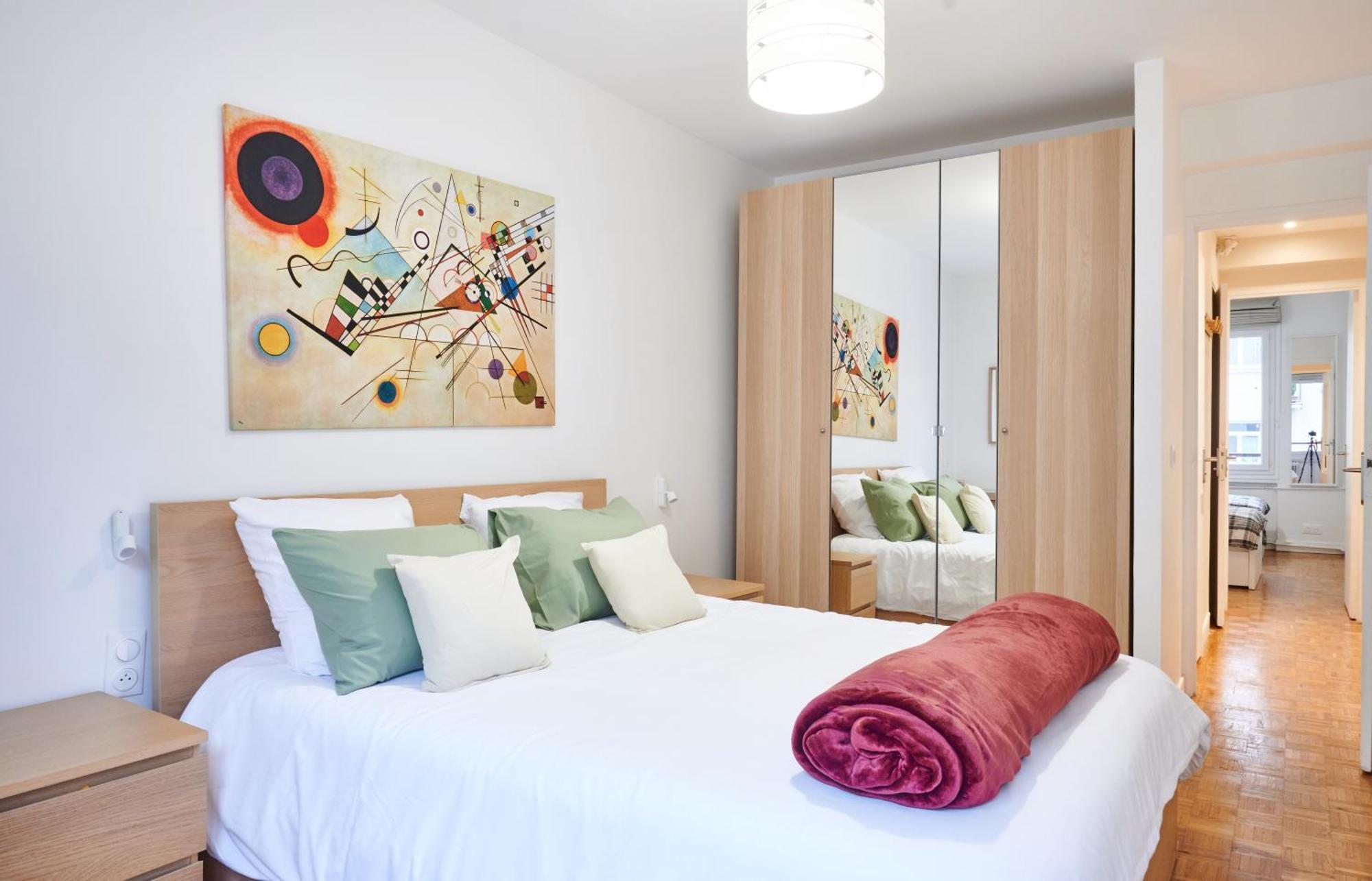 Apartment Tour Eiffel & Champs Elysees Business Apartment: Bright 2br With Housekeeping *