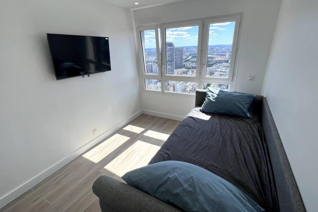 Apartment With Amazing View Of + Parking *