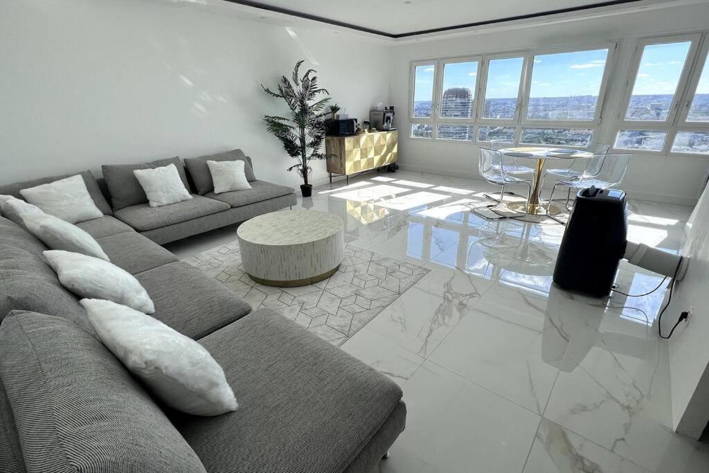 With Amazing View Of + Parking Apartment *
