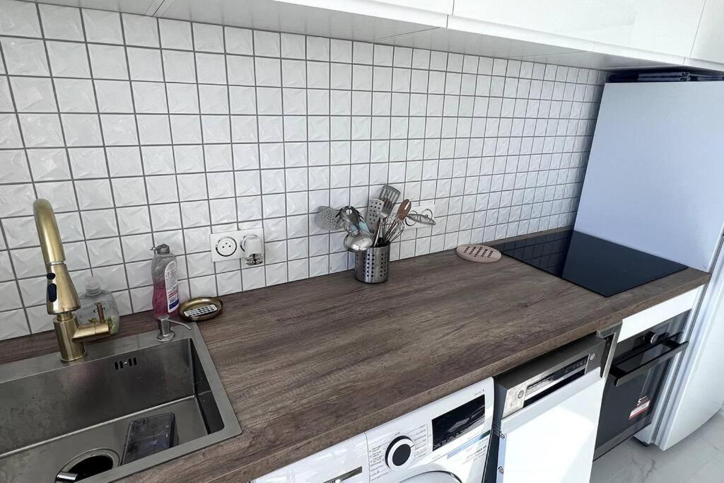Apartment With Amazing View Of + Parking *