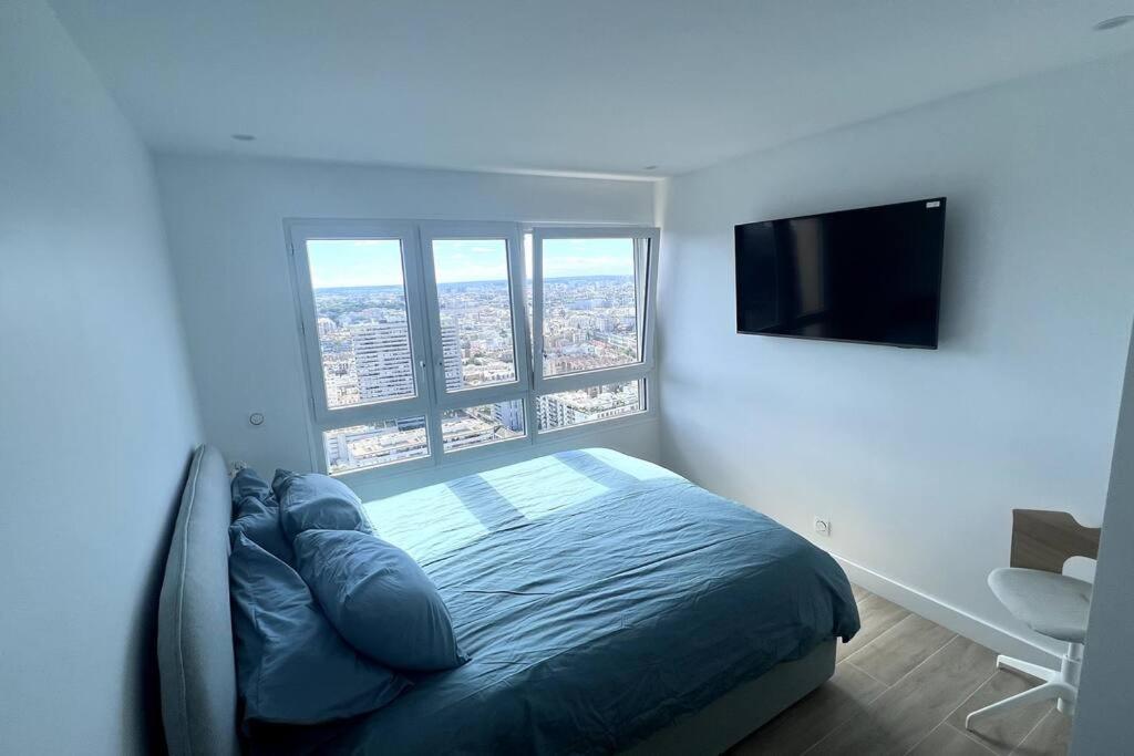 Apartment With Amazing View Of + Parking *