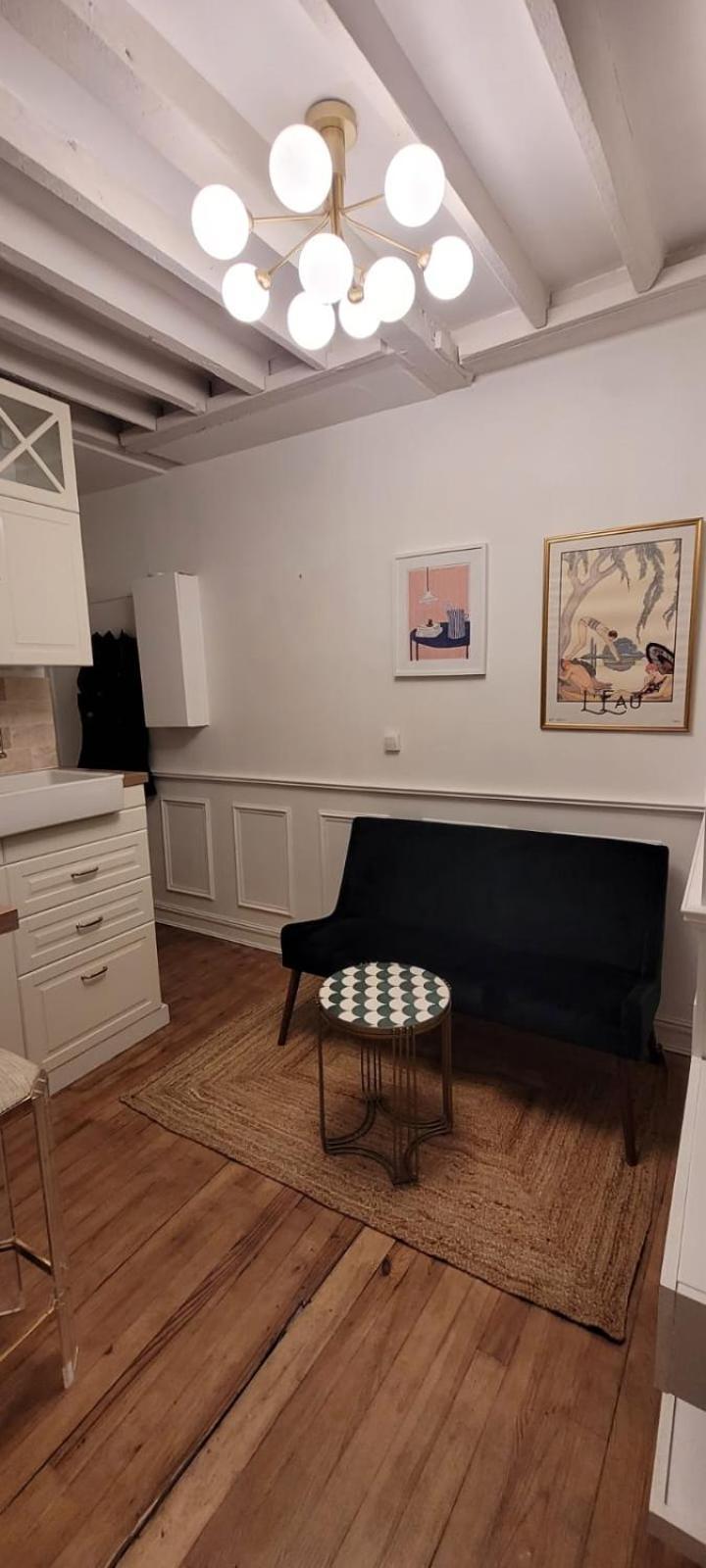 Cocon Parisien Avec Balcon - Centre Intramuros Parigi