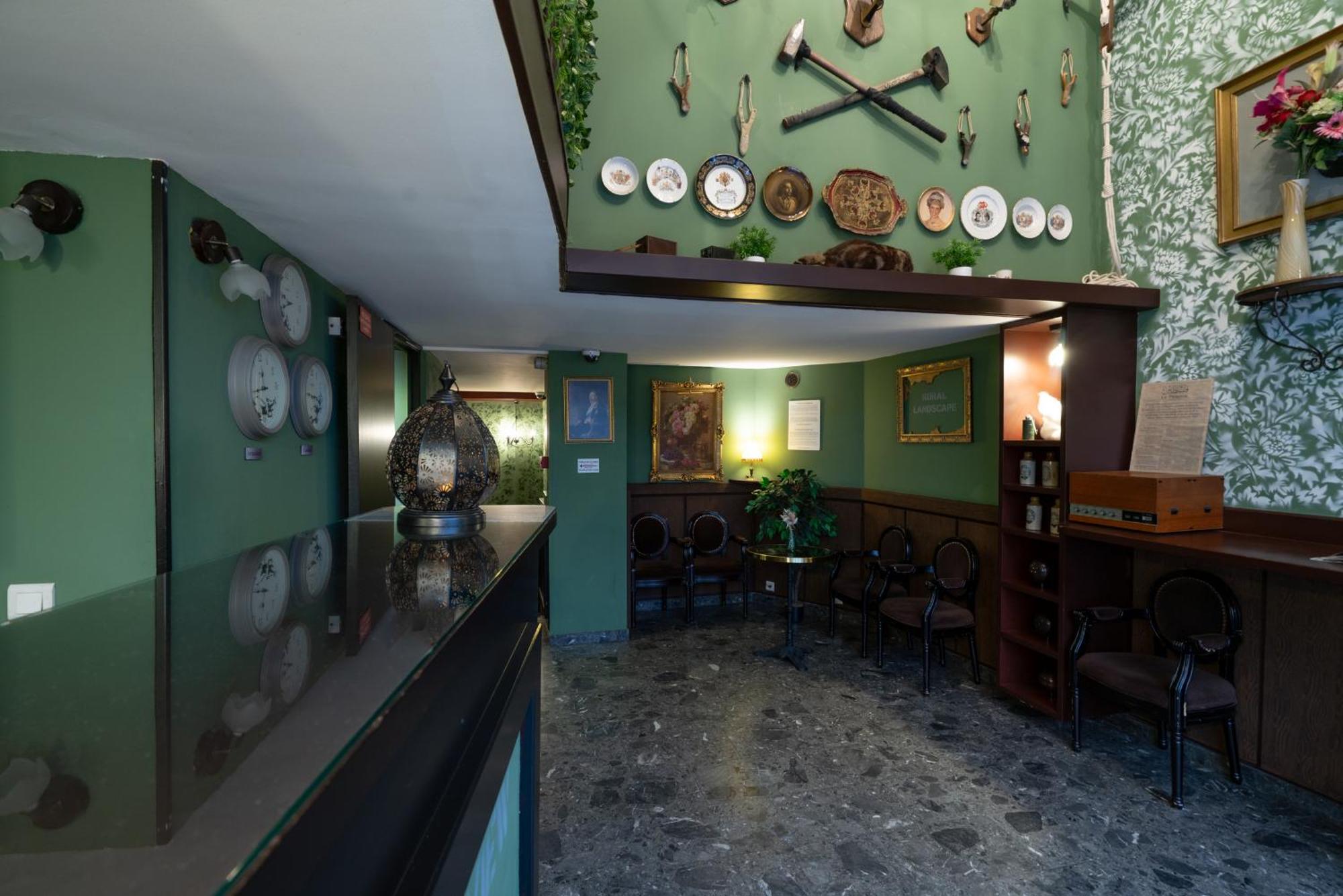 Walled Off Hotel Parigi