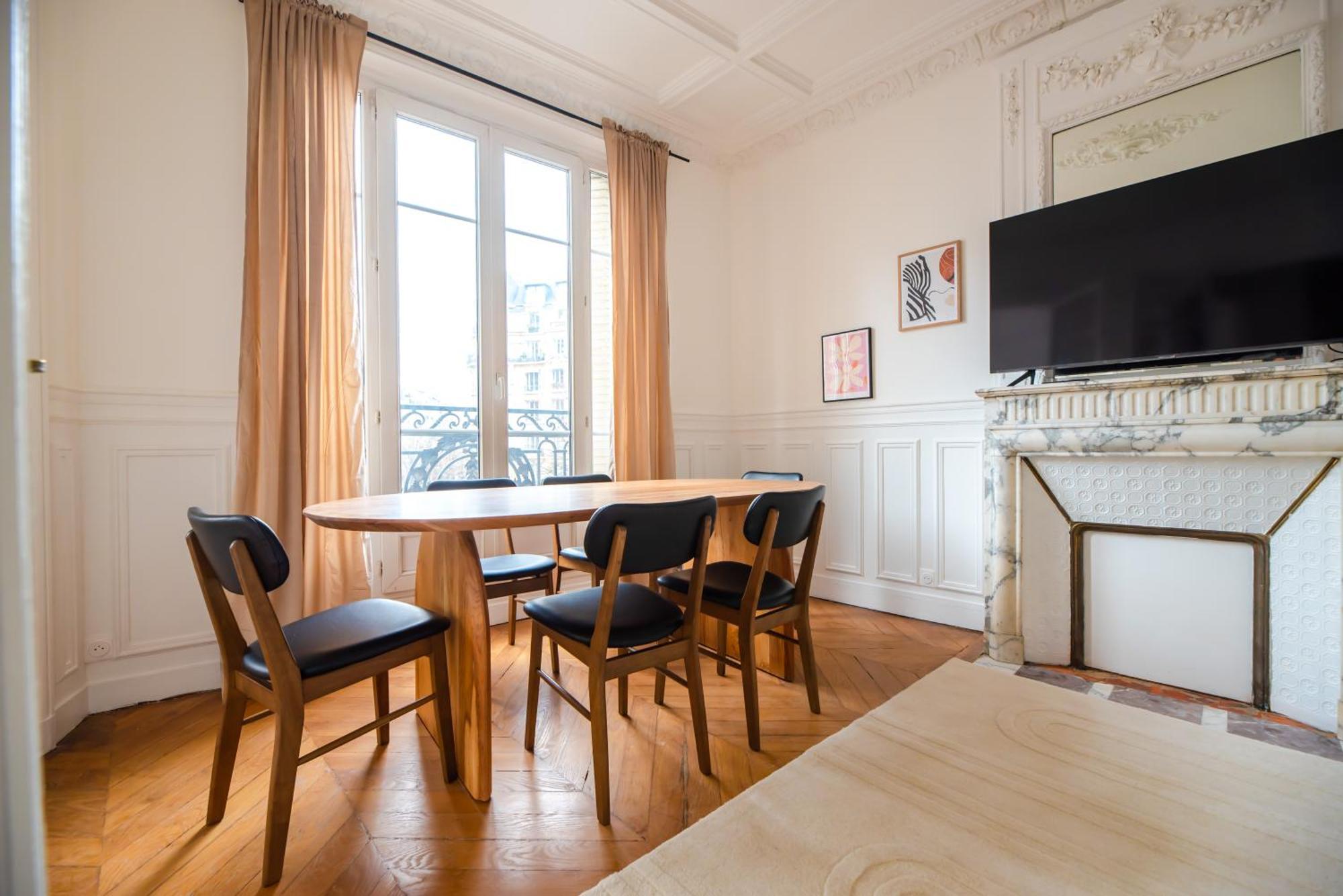 Gustave Eiffel - Apartment *