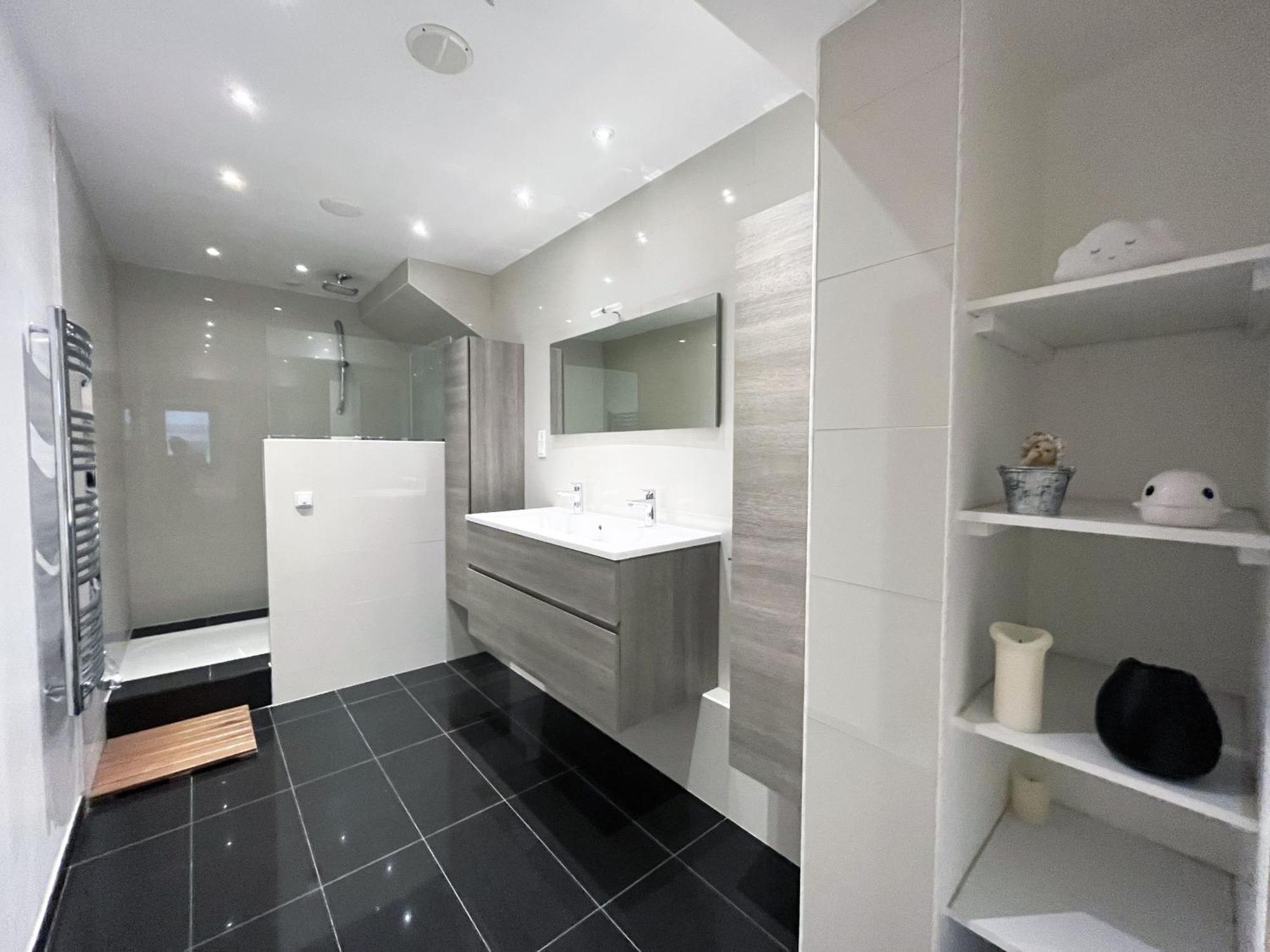 166 - Urban Luxury In Center Of Apartment *