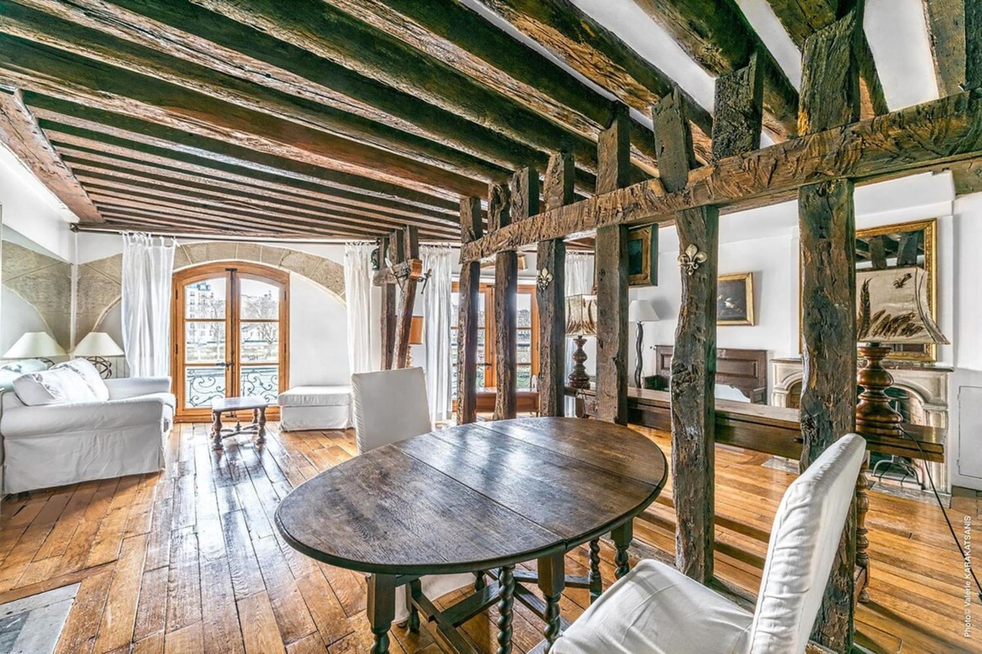 Ile Saint Louis - Quai D'orleans 2bdr By B'your Apartment