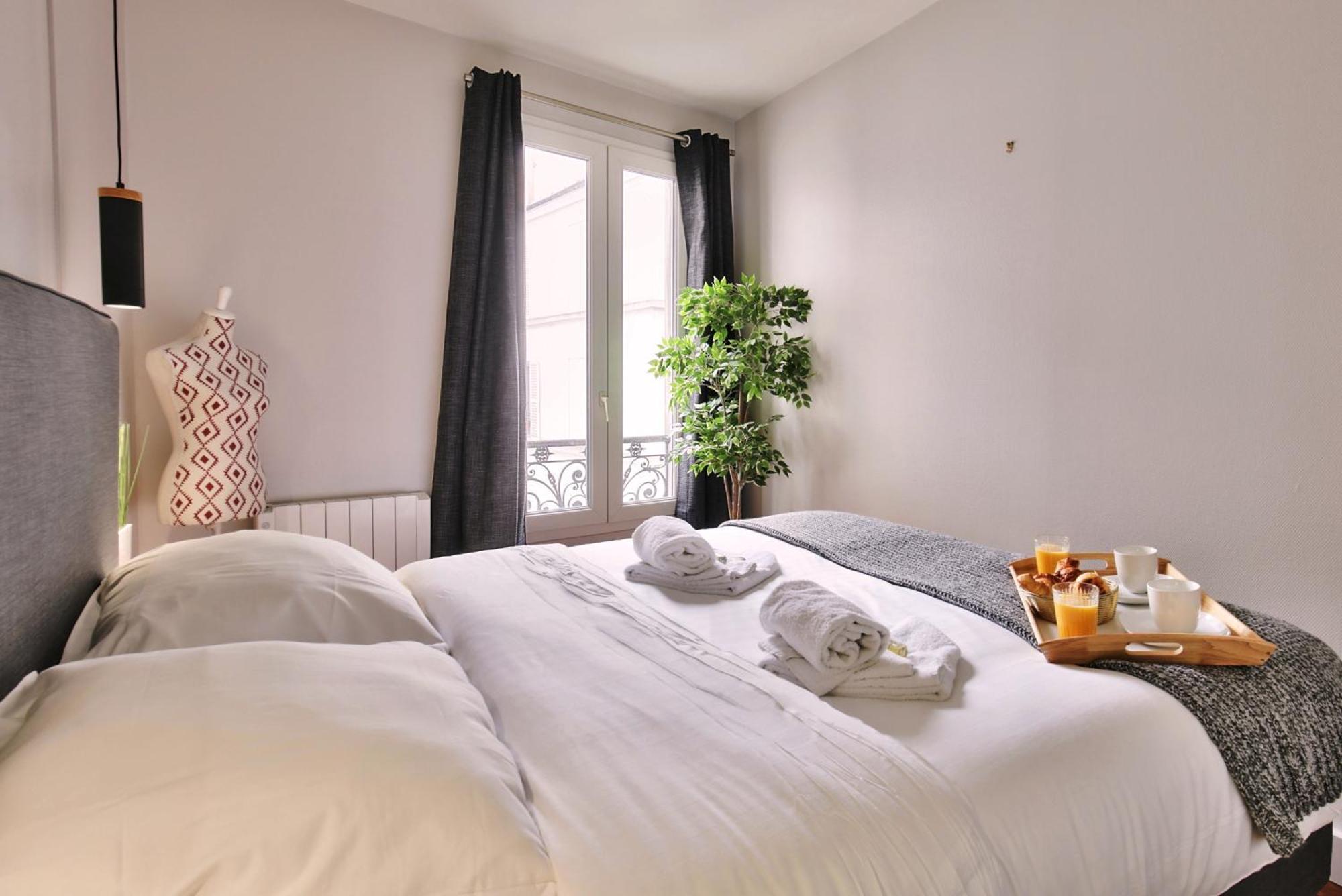- Buttes Chaumont's Park -entire Flats Paris