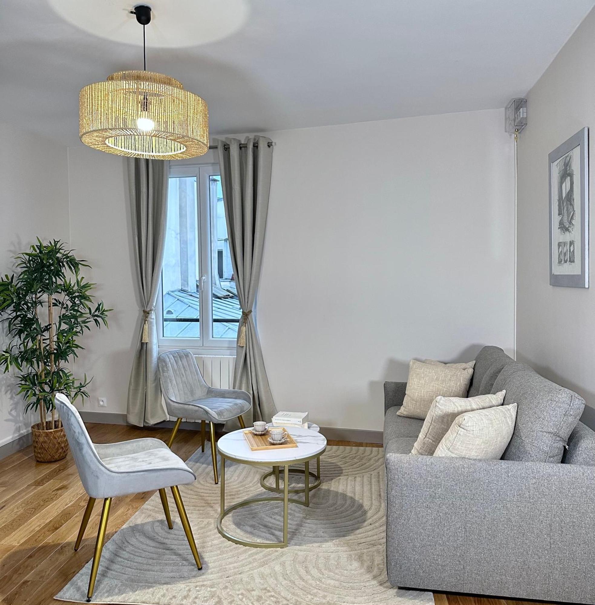 - Buttes Chaumont's Park -entire Flats