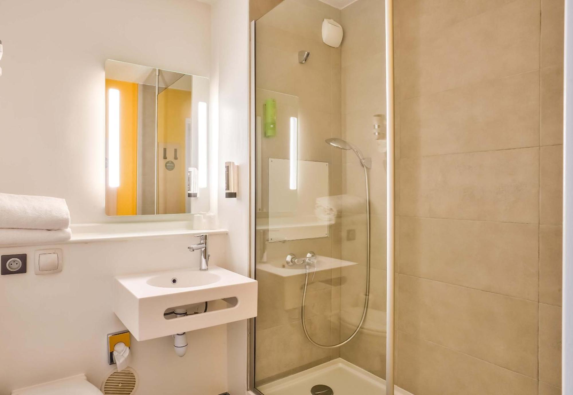 Hotel 17 Batignolles
