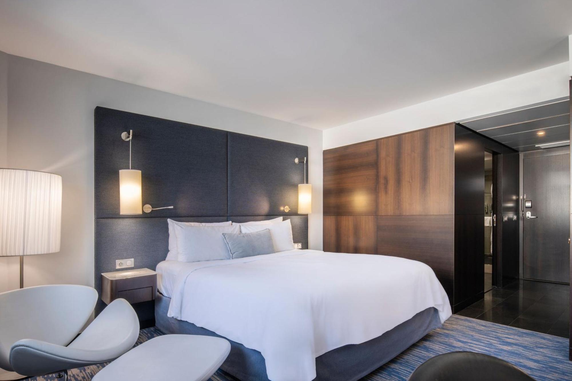 Renaissance Arc De Triomphe Hotel 5*