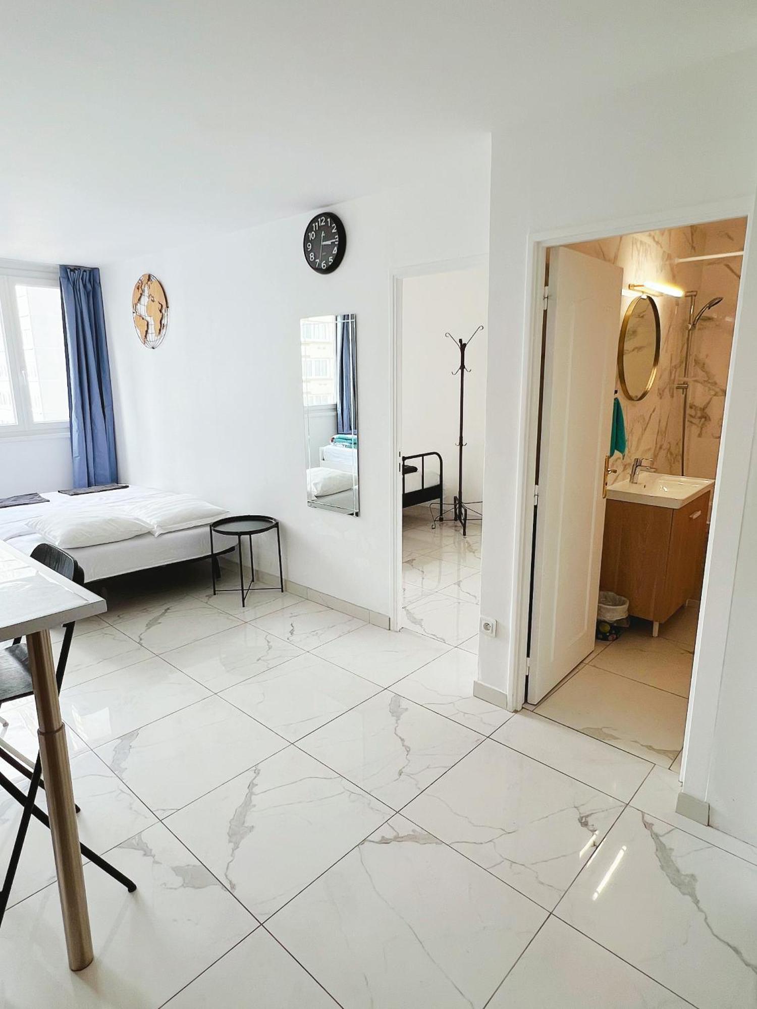 Near Subway And Supermarket Apartment Paris