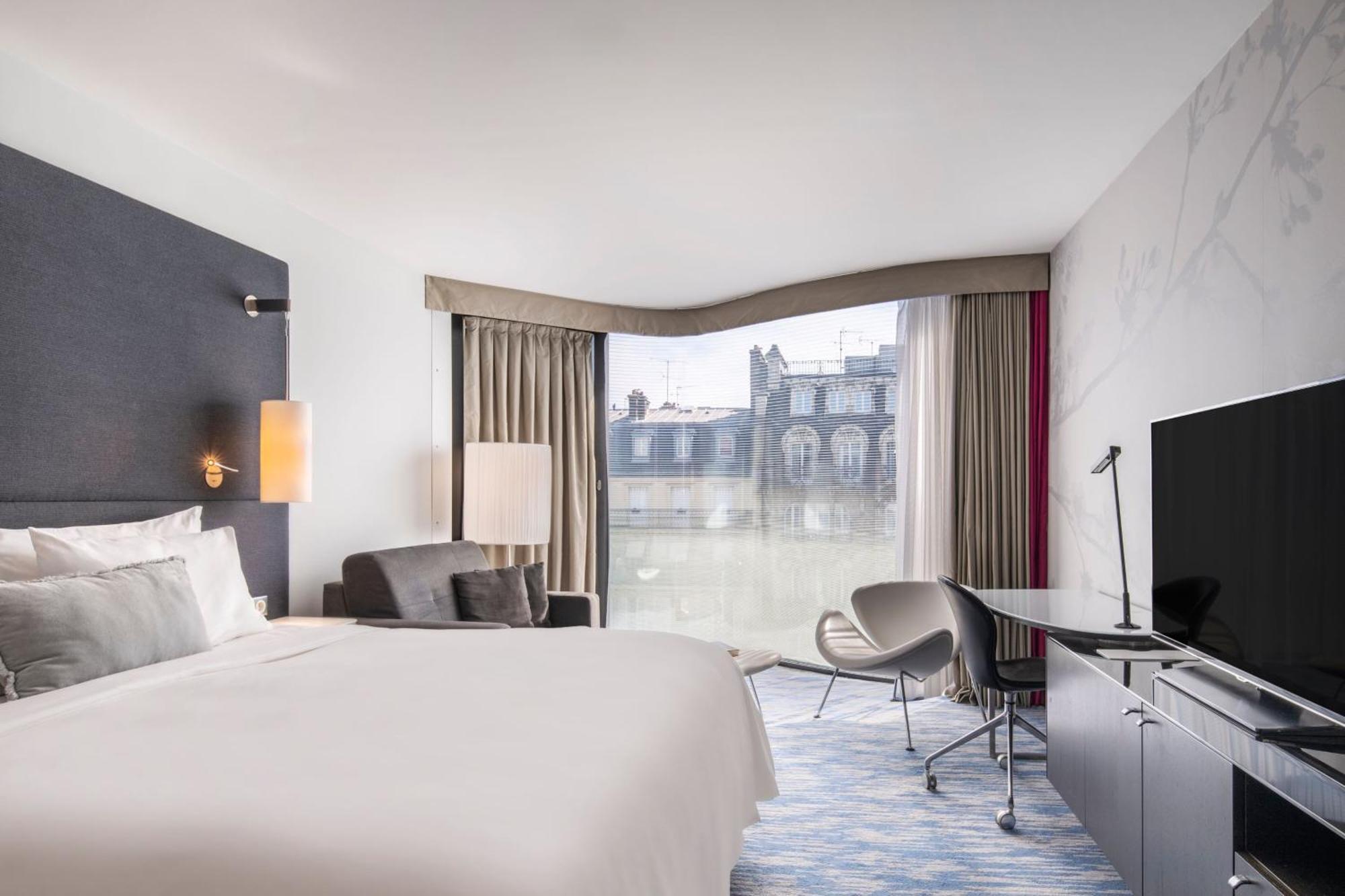 Renaissance Arc De Triomphe 5*