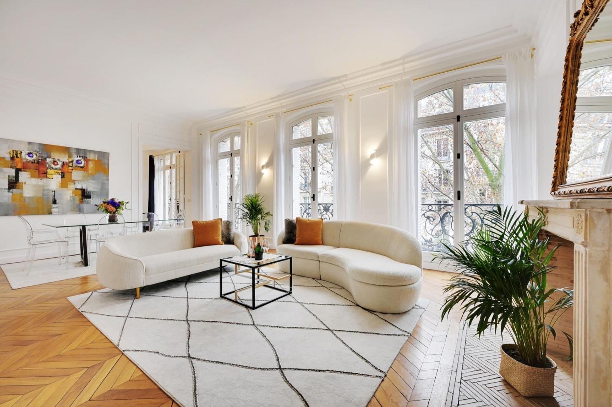 Eiffel Tower 5 Bedrooms 10 Guests With 2 Carpark Apartment
