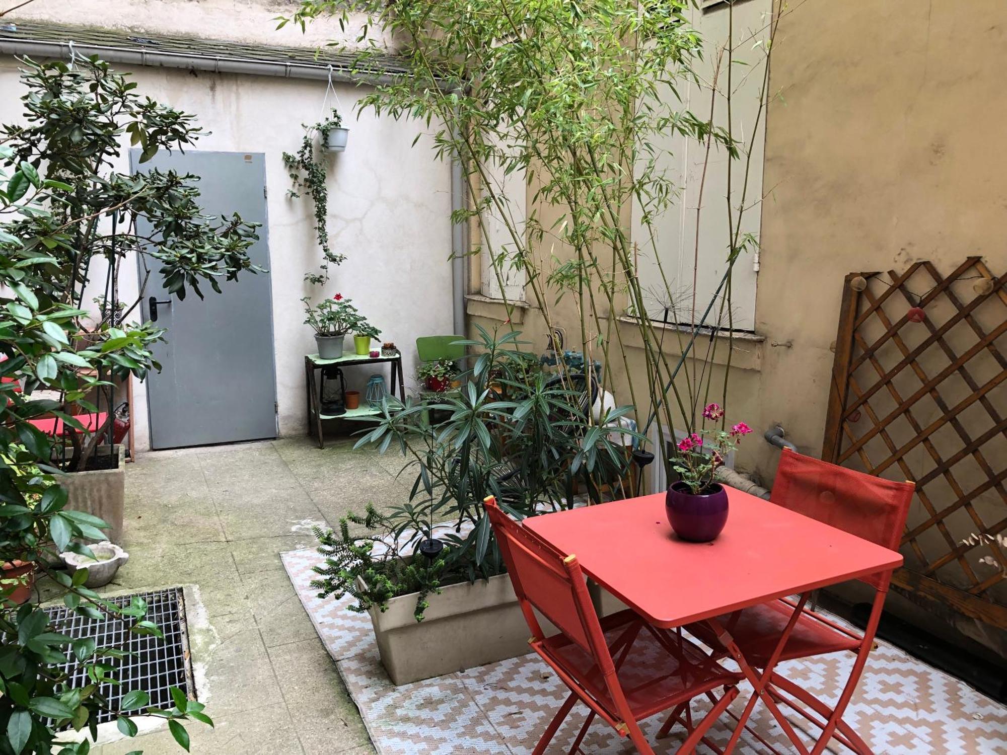 Apartment Guesthouse Familial Pour 2,3,4 Personnes De 44M2- Accessible Handic -Rez De Chaussee-Vues Sur Rue Et Patio Prive - Sejour, Chambre Separee-Cuisine,Salle De Bain,Lit Double Et Canape-Lit 2Pers-Entree De La Rue Berzelius-5 Minutes Du Metro Brochant-Lig Paris