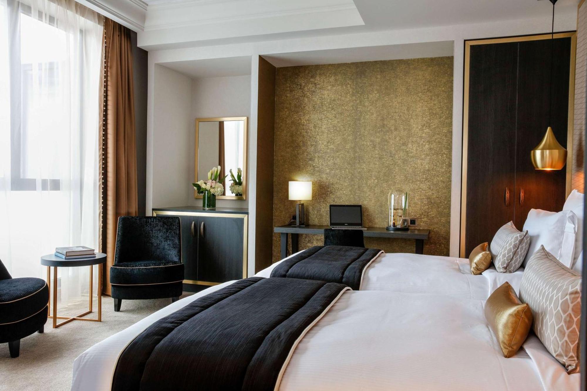 Niepce Paris, Curio Collection By Hilton Parigi