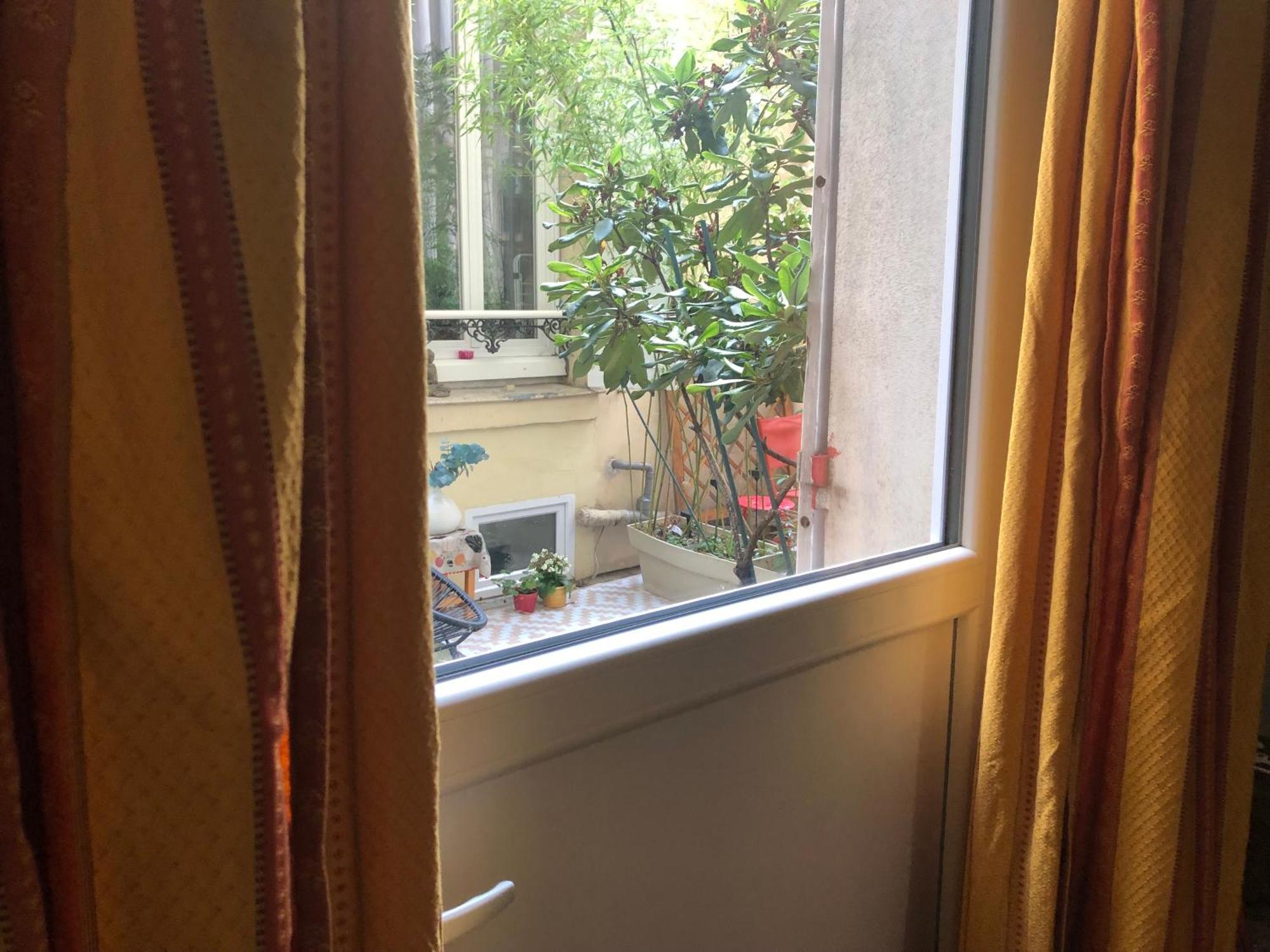 Apartment Guesthouse Familial Pour 2,3,4 Personnes De 44M2- Accessible Handic -Rez De Chaussee-Vues Sur Rue Et Patio Prive - Sejour, Chambre Separee-Cuisine,Salle De Bain,Lit Double Et Canape-Lit 2Pers-Entree De La Rue Berzelius-5 Minutes Du Metro Brochant-Lig *