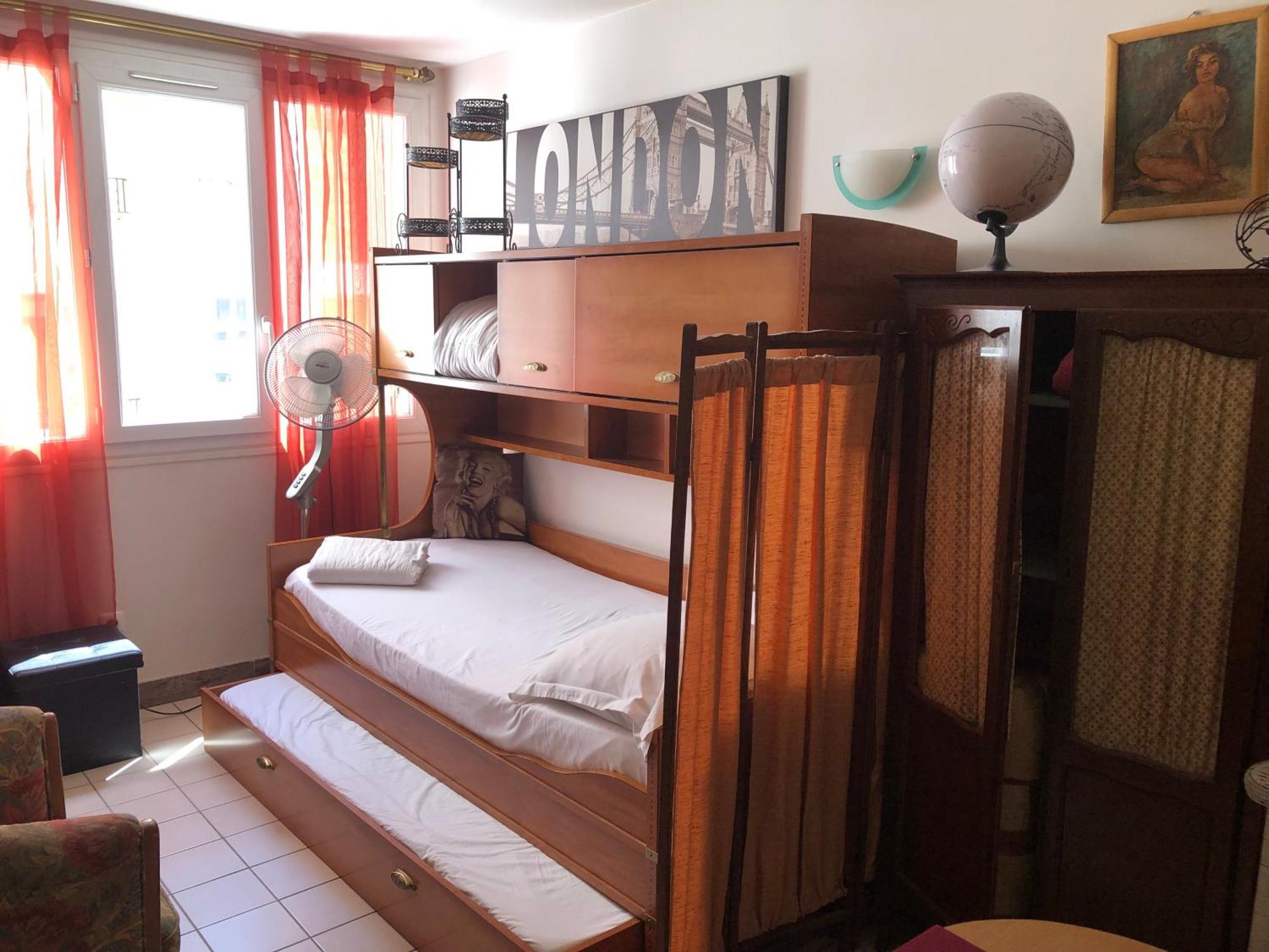 Appartamento Métro Pigalle,garçonnière 25 M2, 3 Per, Cabarets Théâtres,restaurants,tout Confort *