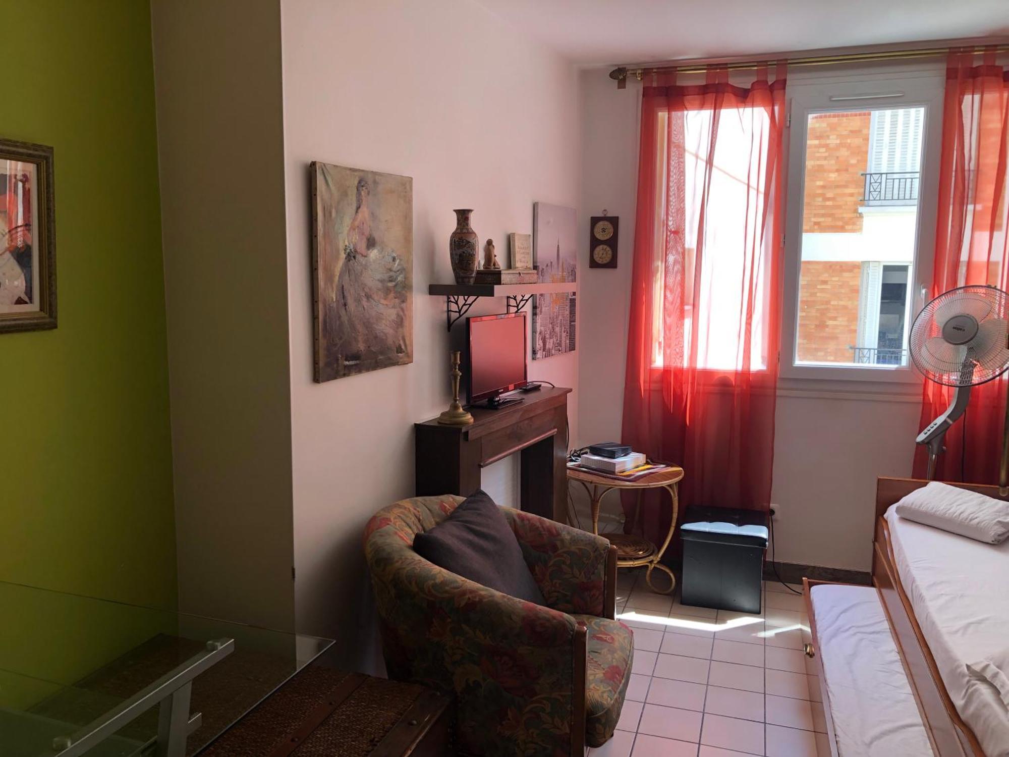 Appartamento Métro Pigalle,garçonnière 25 M2, 3 Per, Cabarets Théâtres,restaurants,tout Confort *