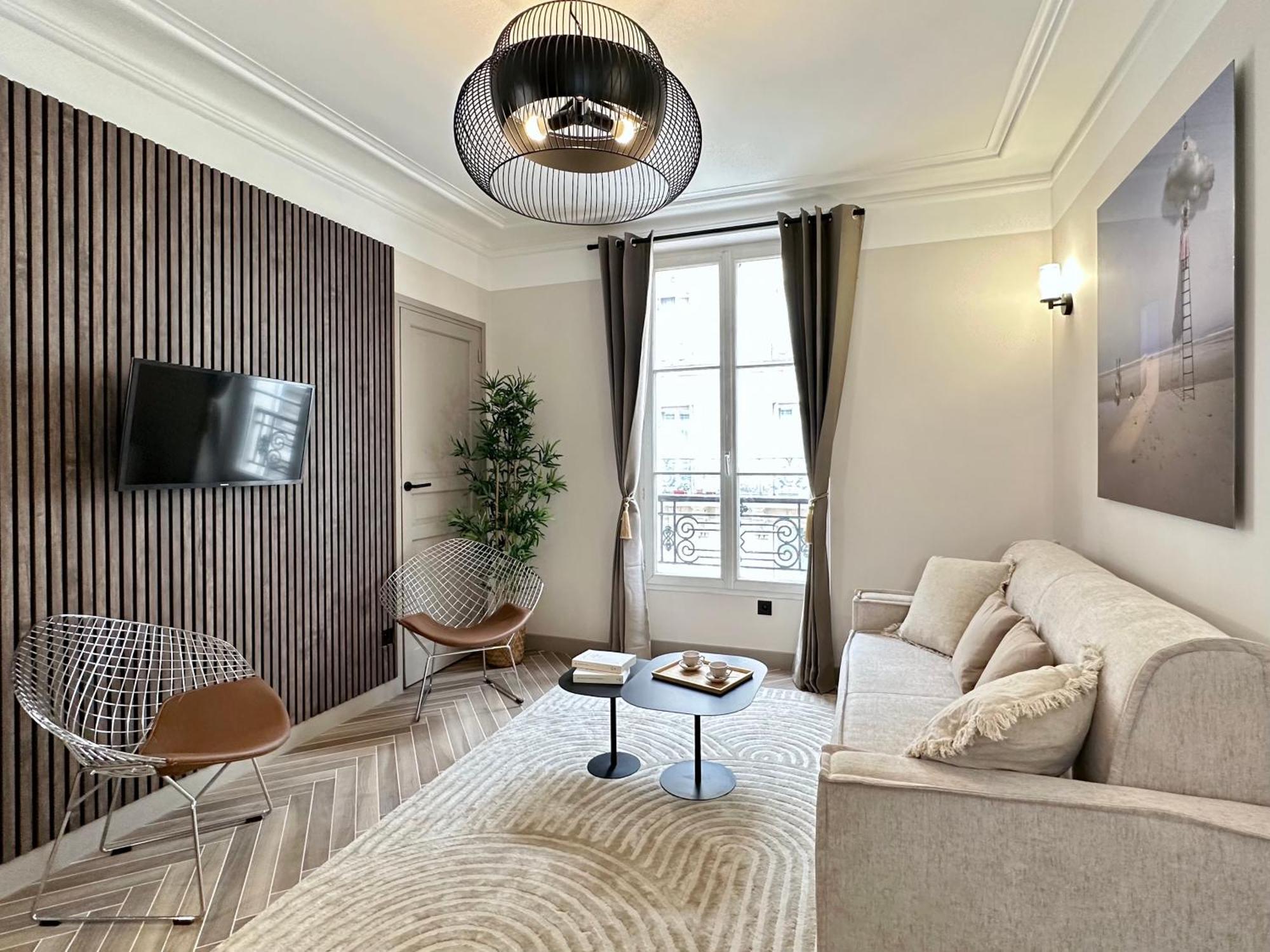 Charming With Eiffel Tower View Apartment