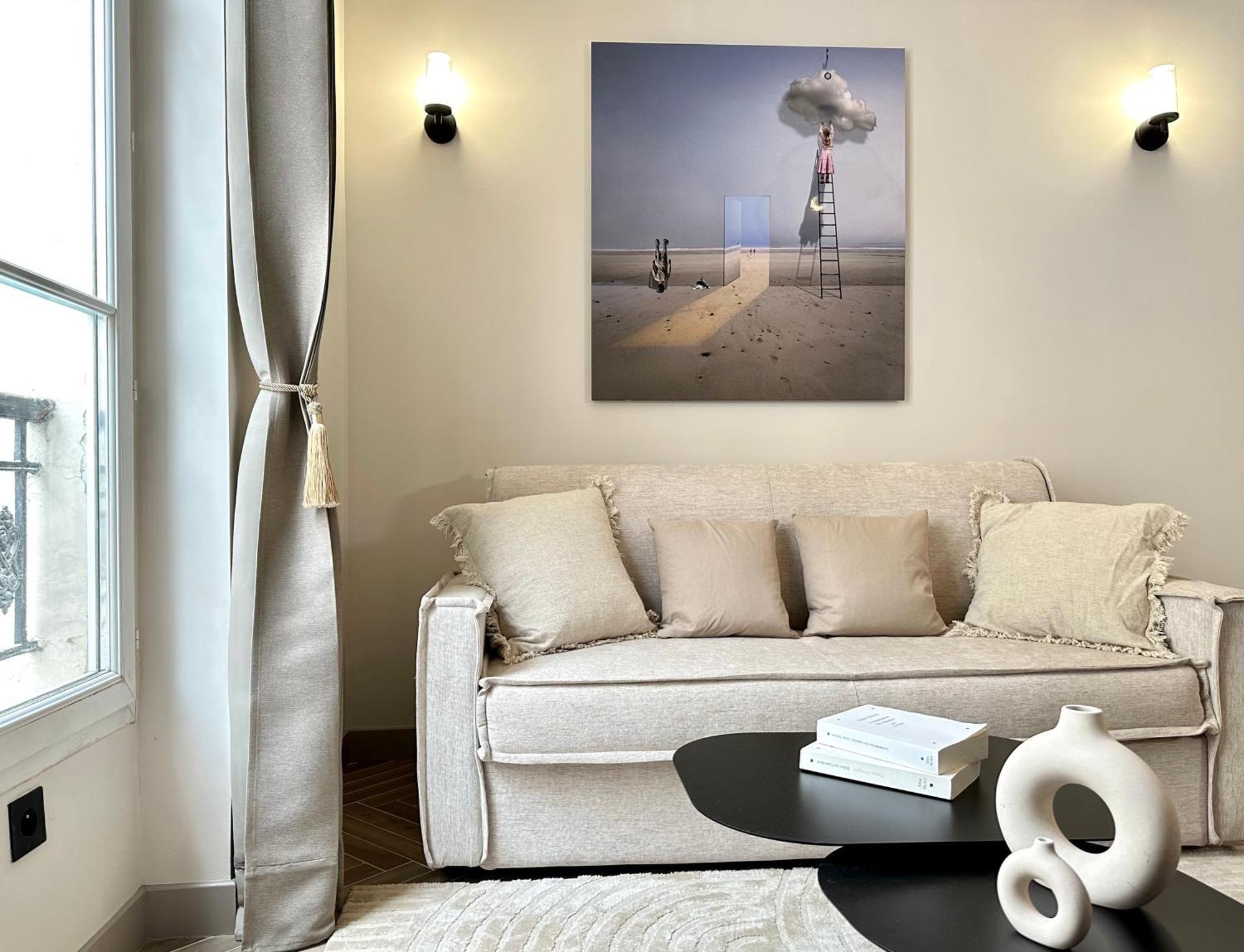 Charming With Eiffel Tower View Apartment
