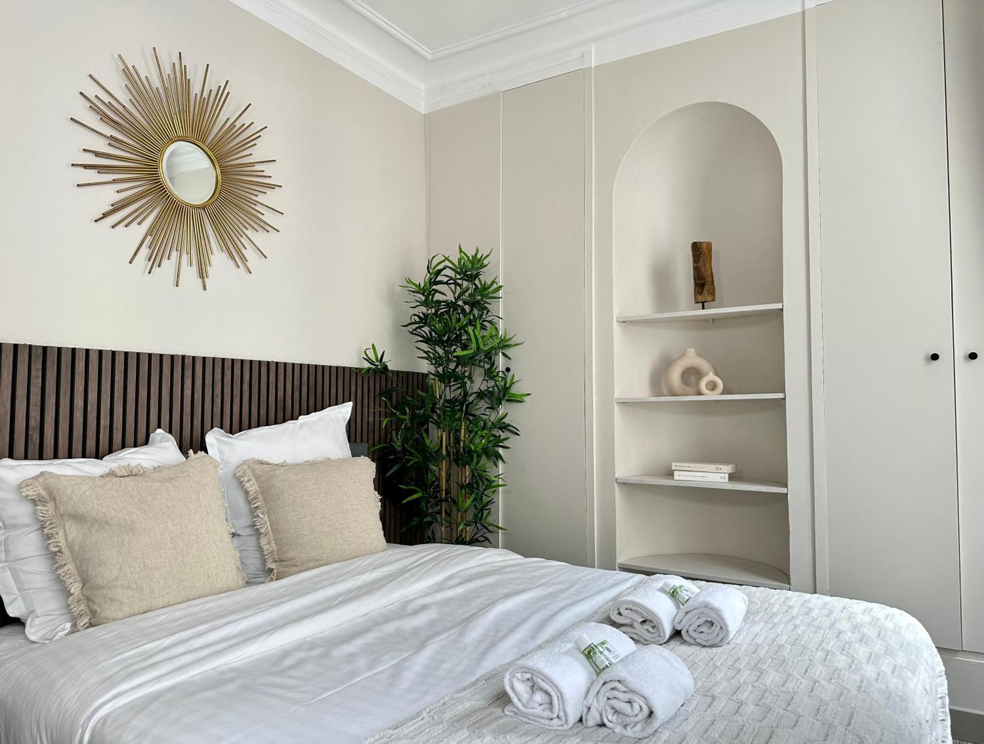 Charming With Eiffel Tower View Apartment