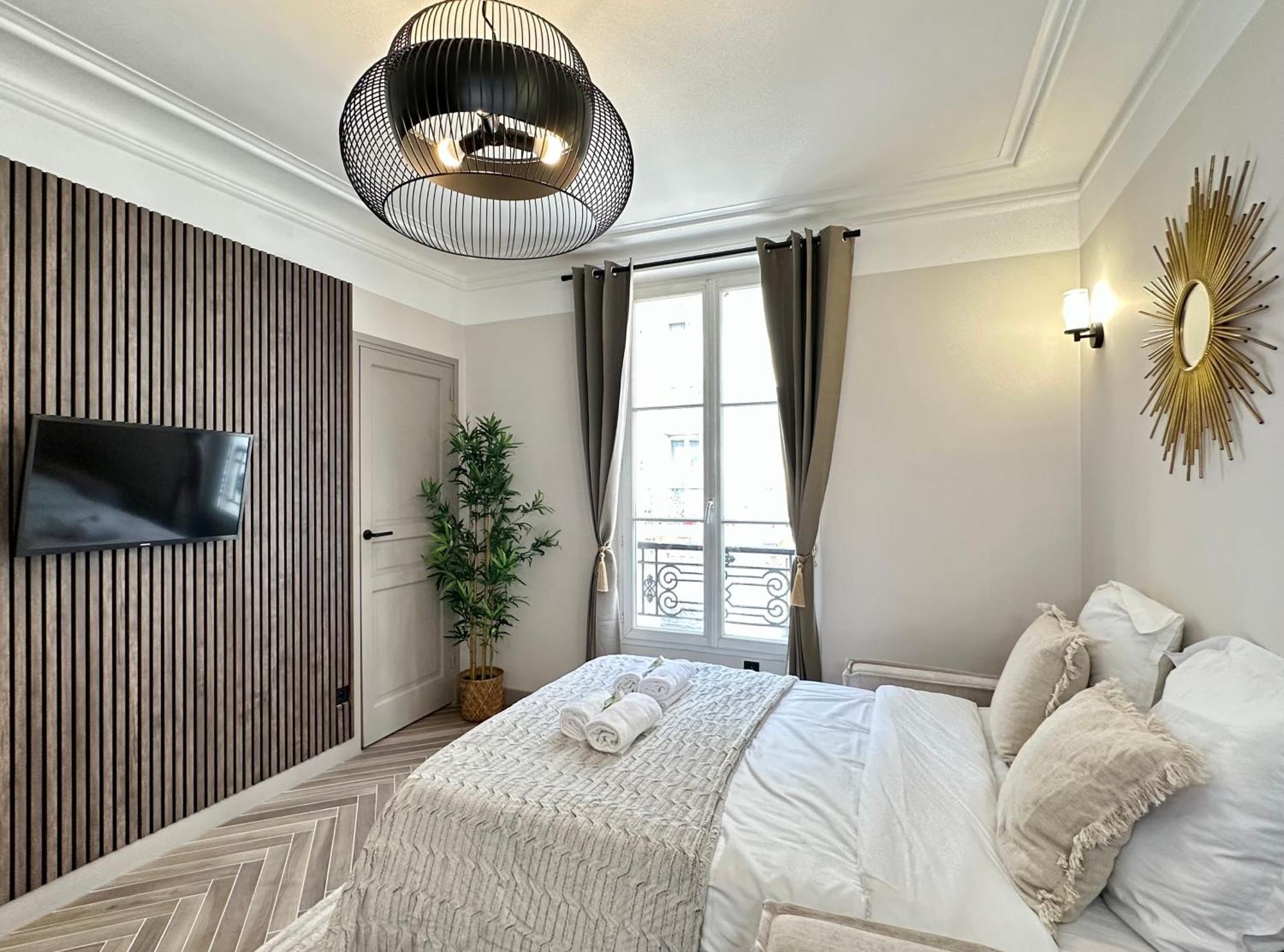 Charming With Eiffel Tower View Apartment