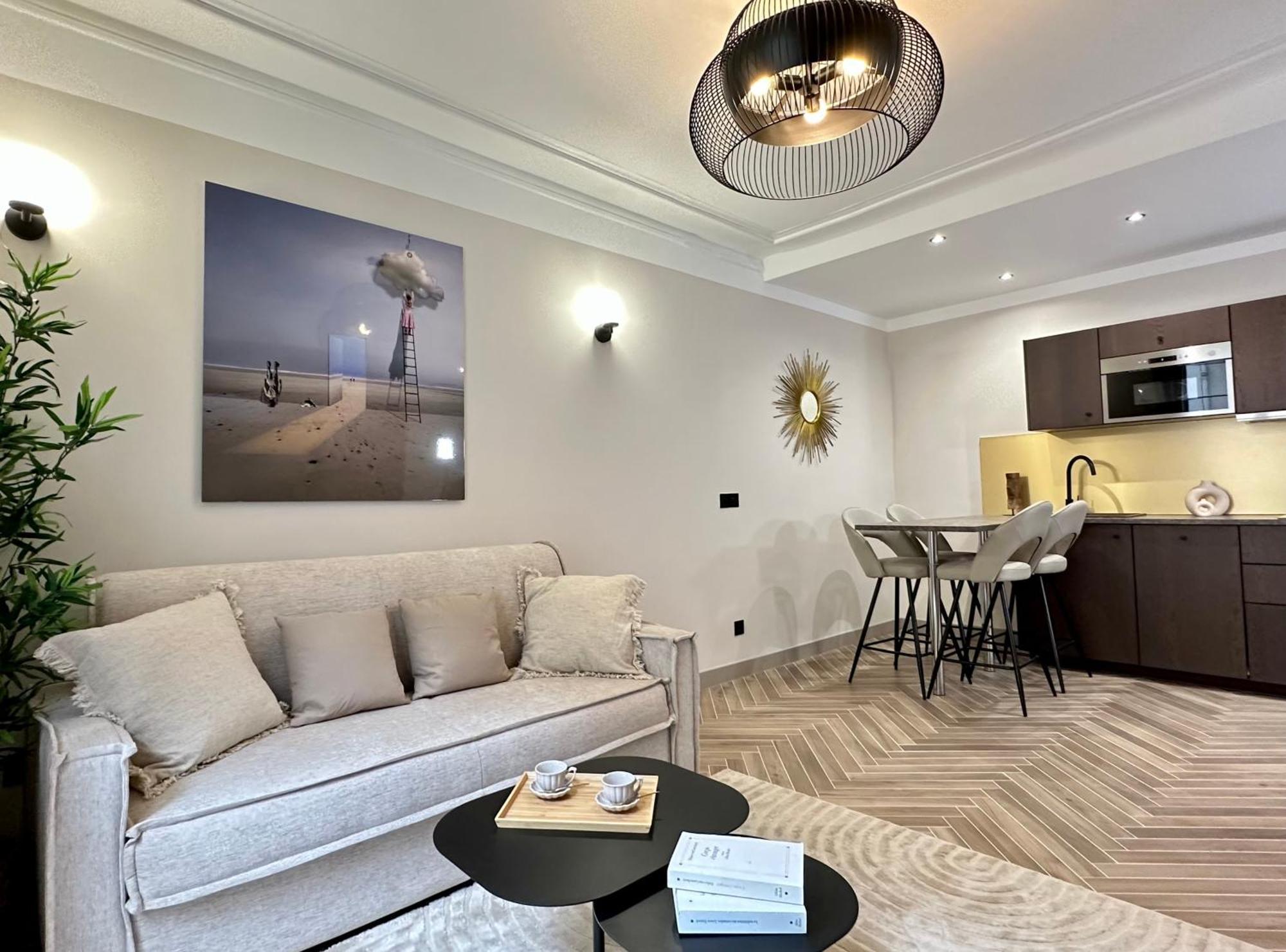 Charming With Eiffel Tower View *