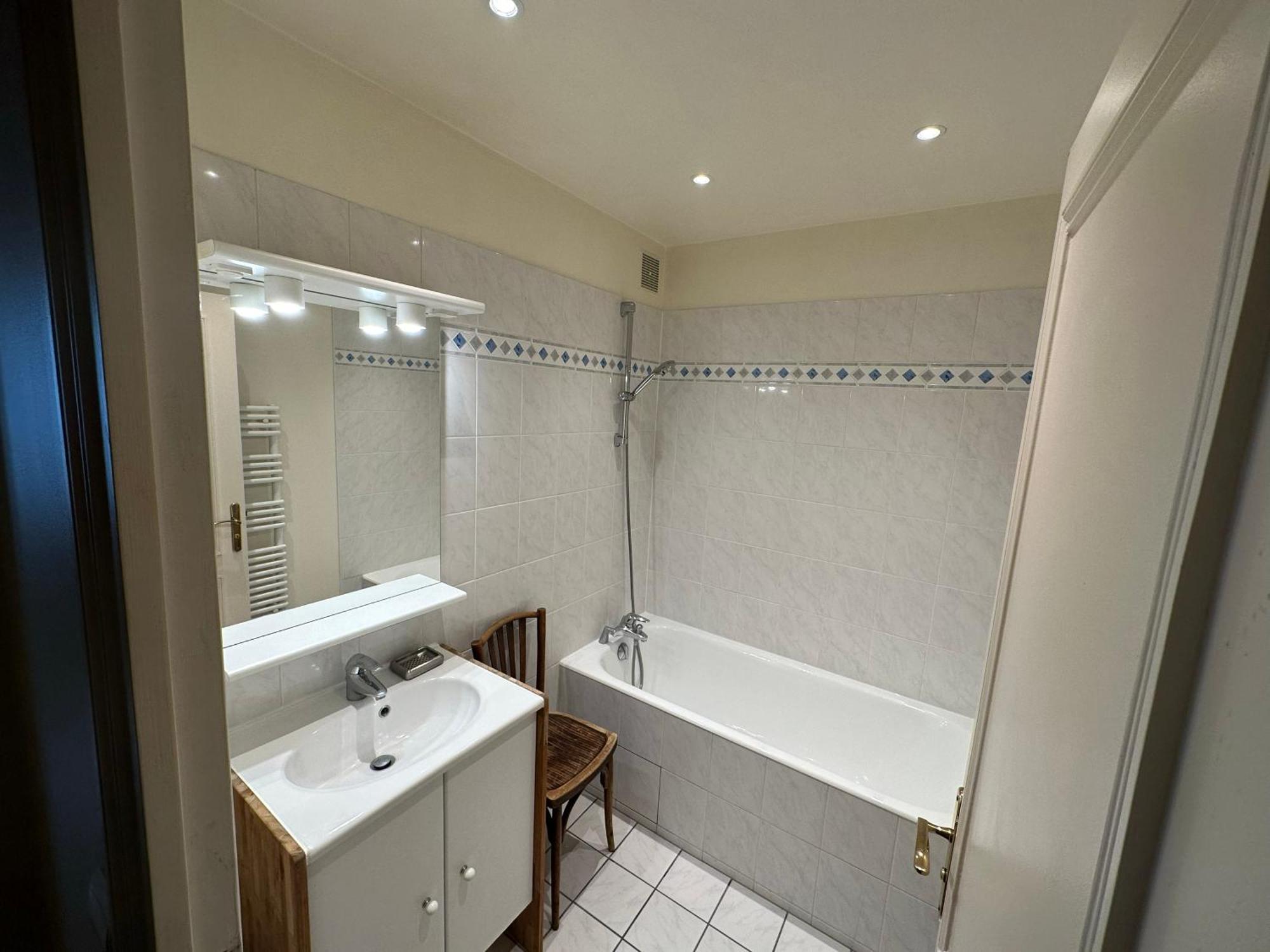 Appartamento 70 Sqm In 75008