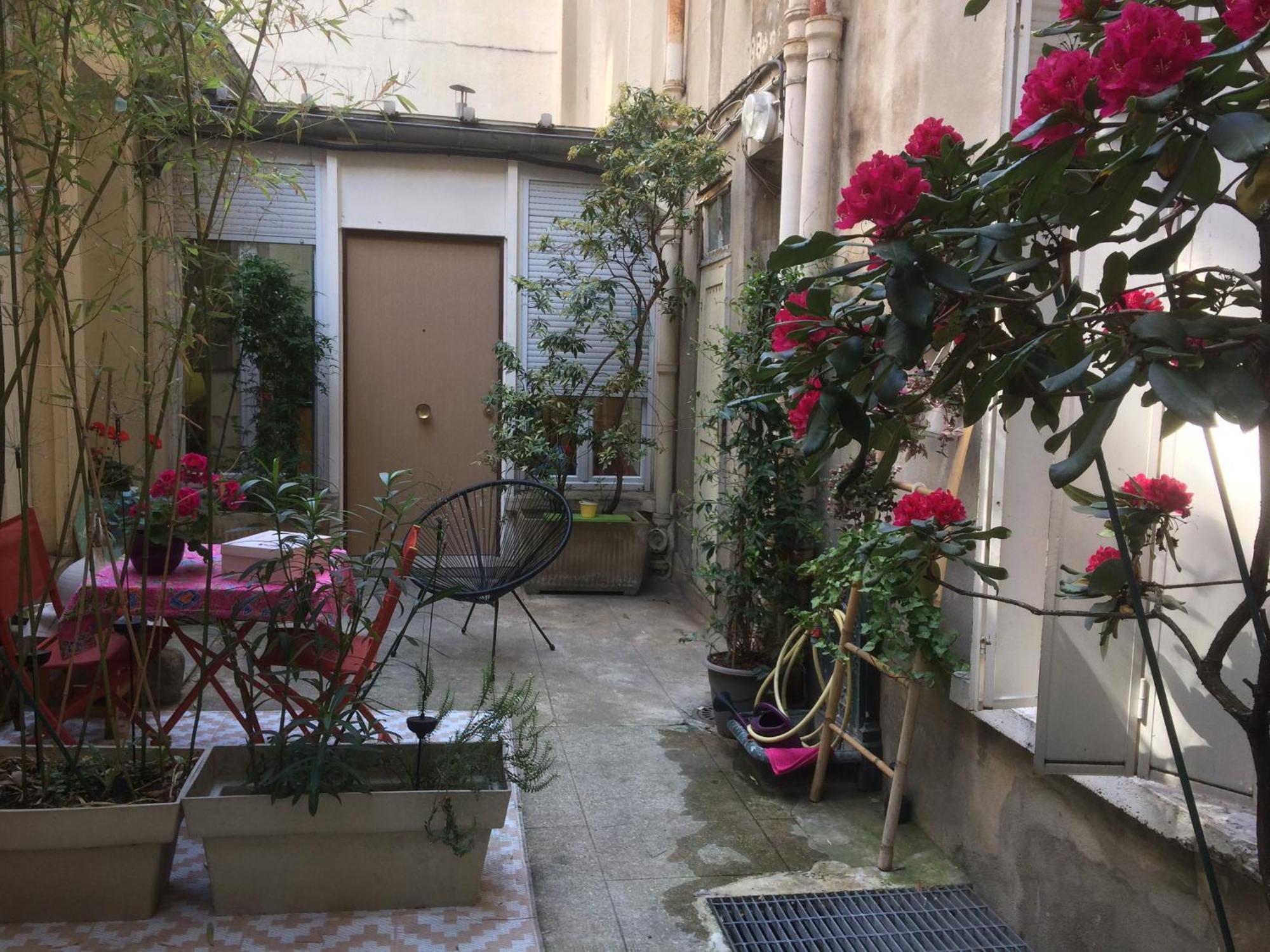 Apartment Guesthouse Familial Pour 2,3,4 Personnes De 44M2- Accessible Handic -Rez De Chaussee-Vues Sur Rue Et Patio Prive - Sejour, Chambre Separee-Cuisine,Salle De Bain,Lit Double Et Canape-Lit 2Pers-Entree De La Rue Berzelius-5 Minutes Du Metro Brochant-Lig *