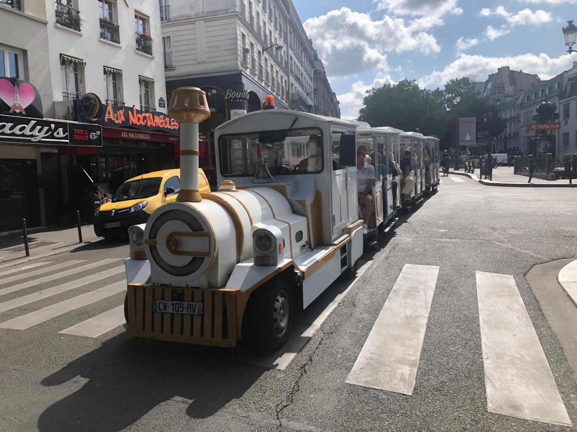 Métro Pigalle,garçonnière 25 M2, 3 Per, Cabarets Théâtres,restaurants,tout Confort