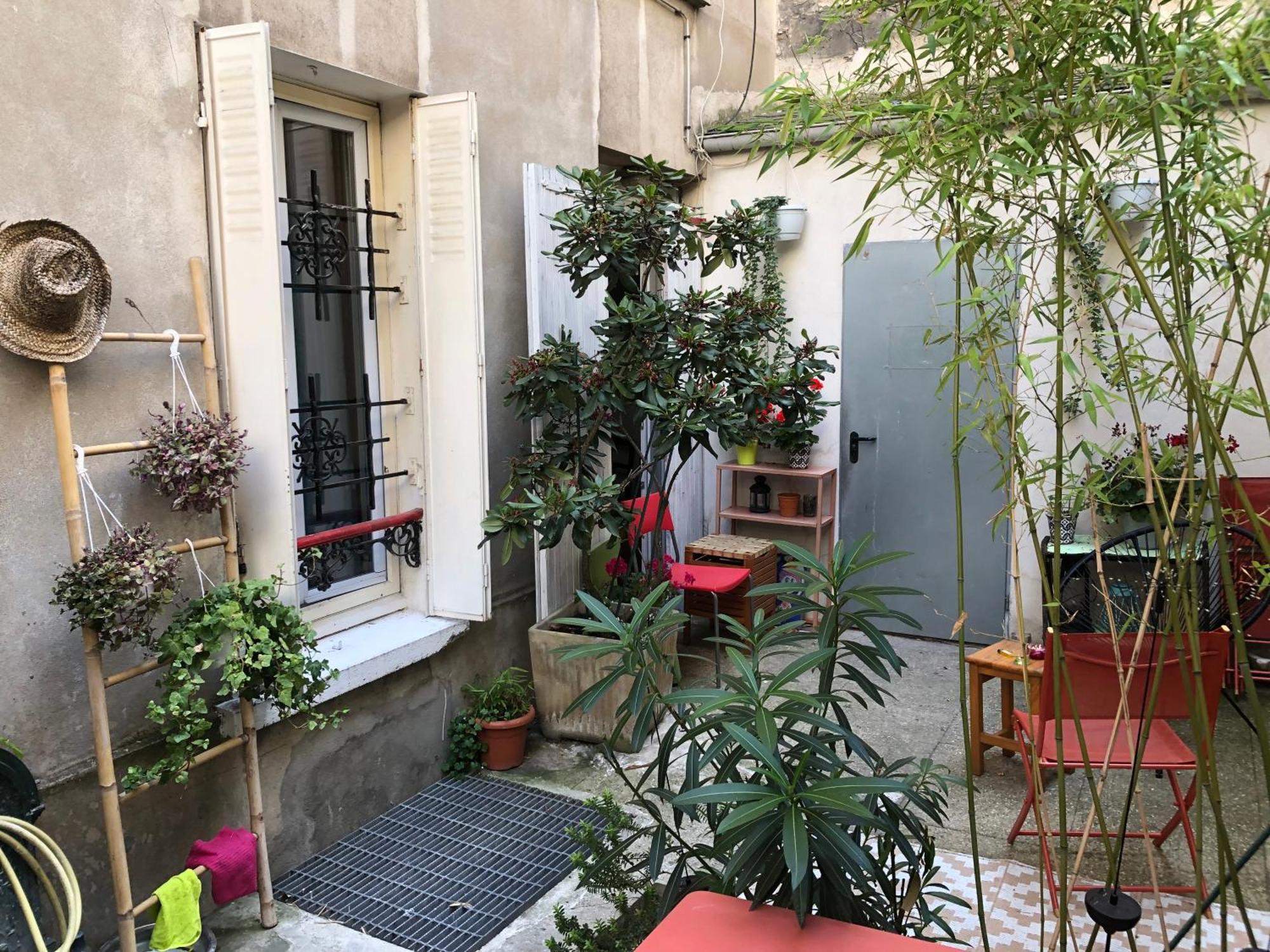 Guesthouse Familial Pour 2,3,4 Personnes De 44M2- Accessible Handic -Rez De Chaussee-Vues Sur Rue Et Patio Prive - Sejour, Chambre Separee-Cuisine,Salle De Bain,Lit Double Et Canape-Lit 2Pers-Entree De La Rue Berzelius-5 Minutes Du Metro Brochant-Lig Apartment Paris