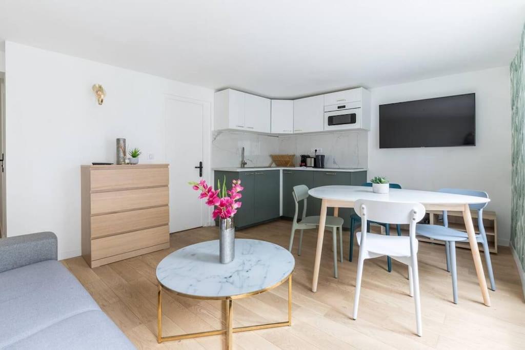 Grands Boulevards 42 : Cosy 1br-4p * Paris