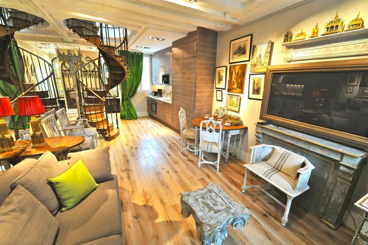 Apartment A Balcony On Notre Dame Paris
