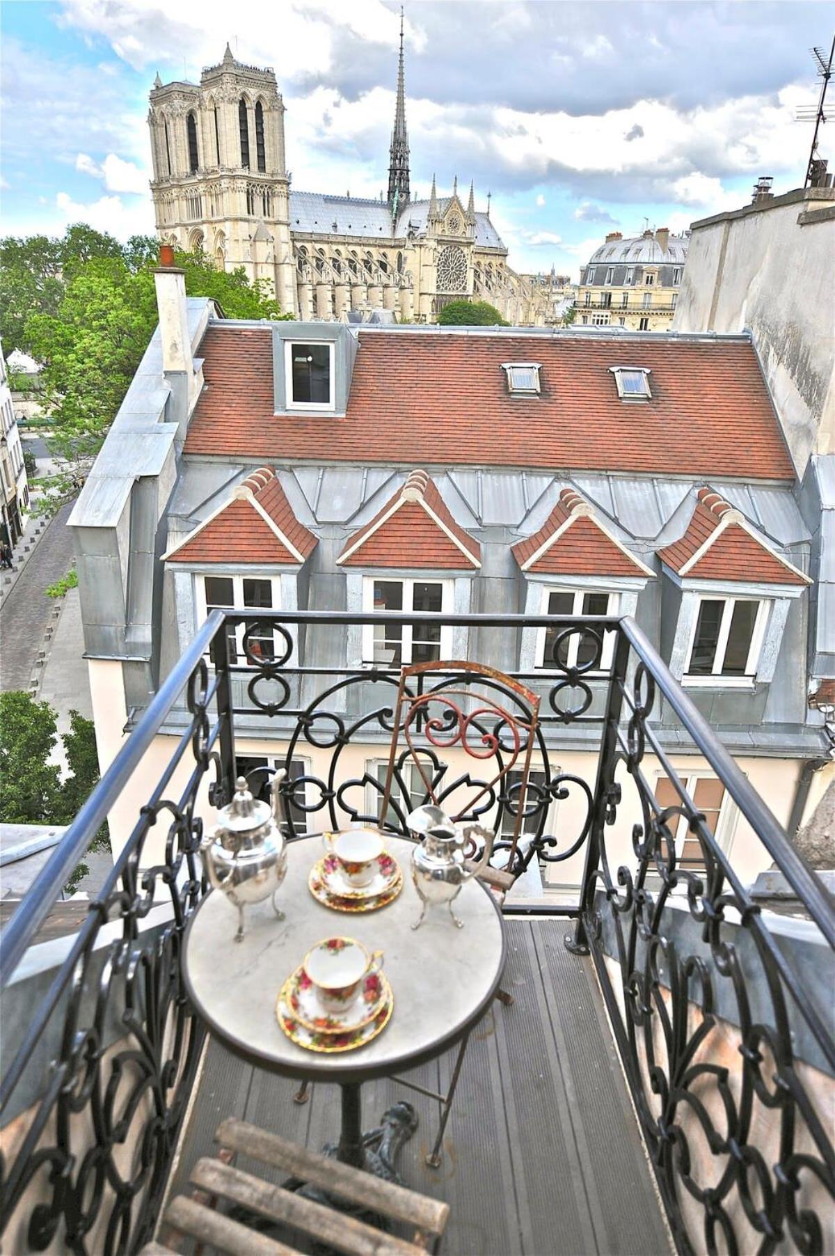 A Balcony On Notre Dame Apartment