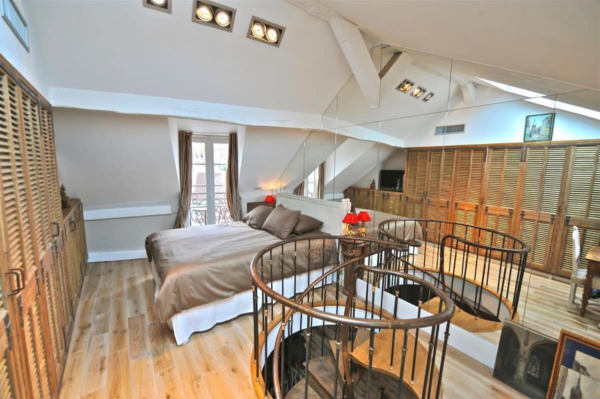 Apartment A Balcony On Notre Dame Paris