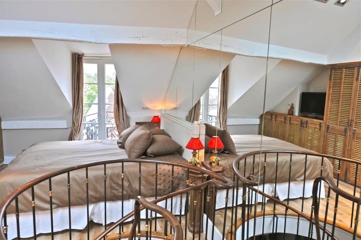 A Balcony On Notre Dame