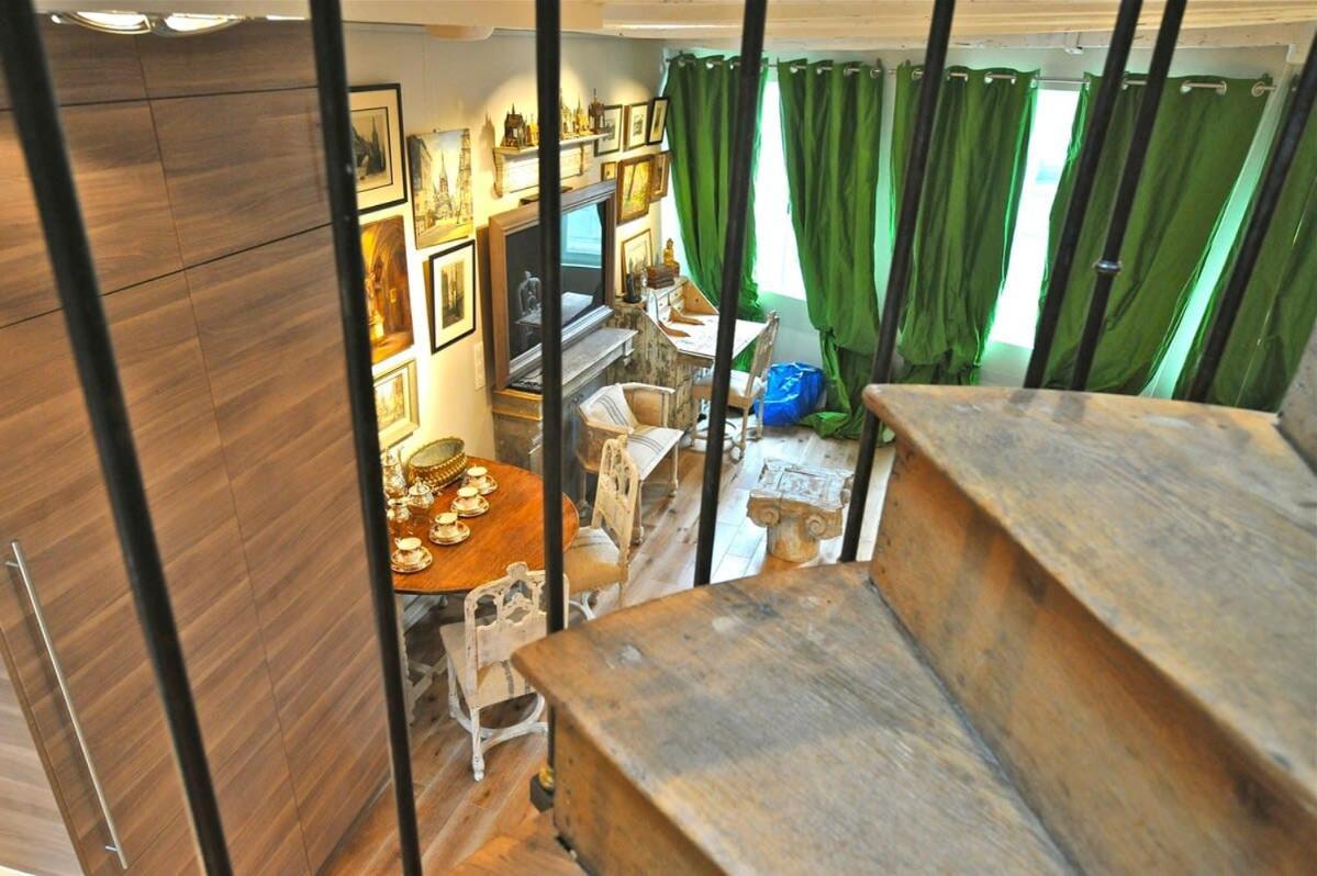 A Balcony On Notre Dame Apartment *