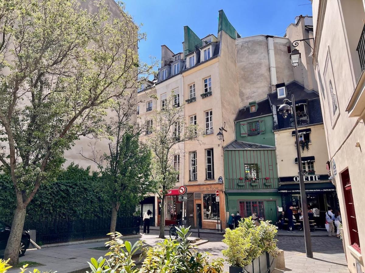 A Balcony On Notre Dame Apartment *