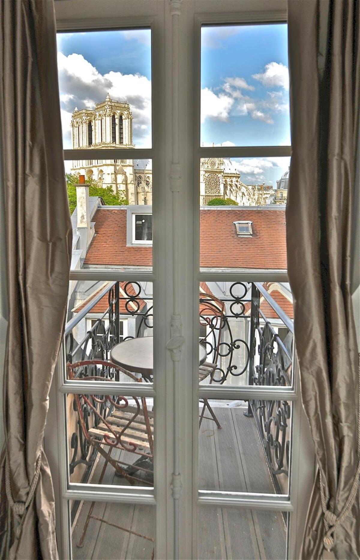 Apartment A Balcony On Notre Dame Paris