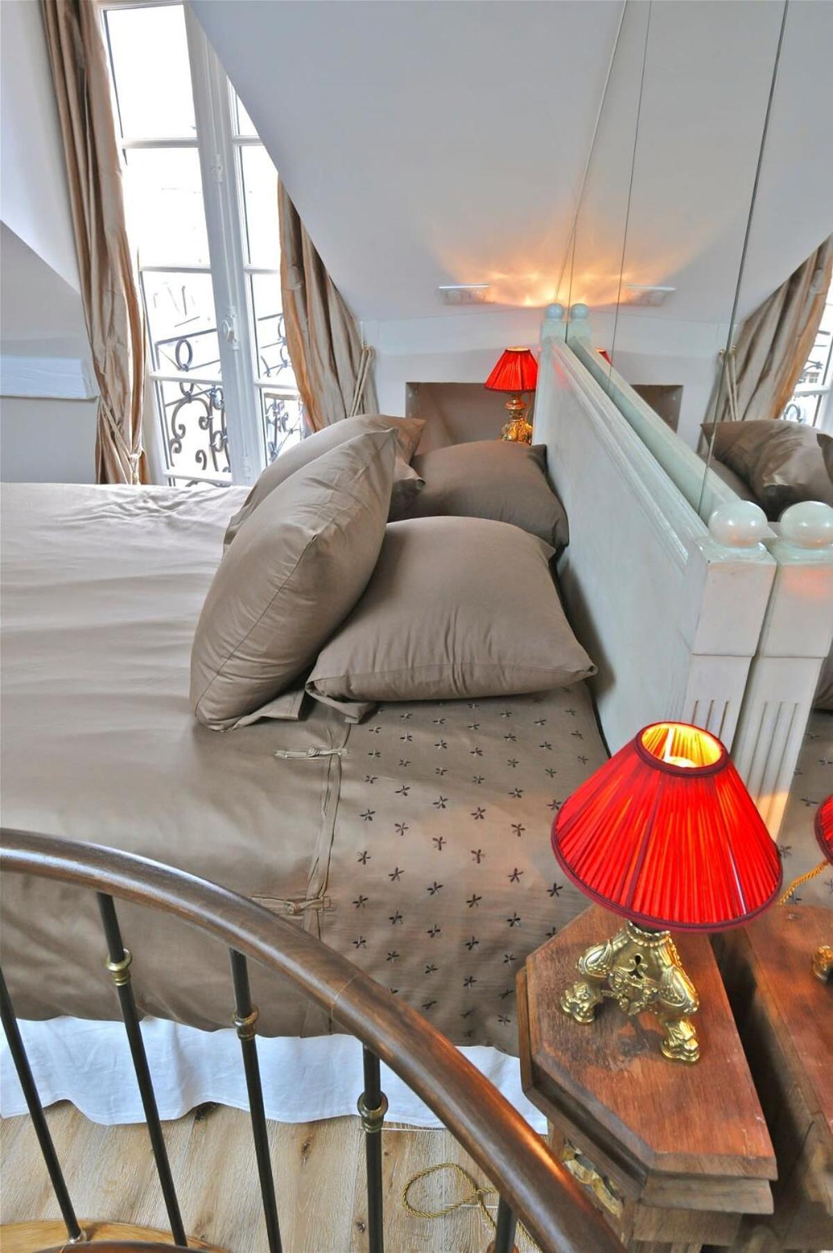 Apartment A Balcony On Notre Dame