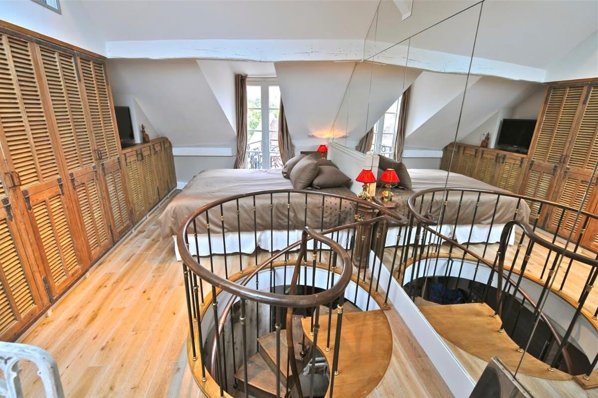 Apartment A Balcony On Notre Dame Paris