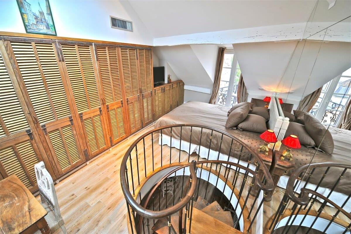 A Balcony On Notre Dame Apartment *