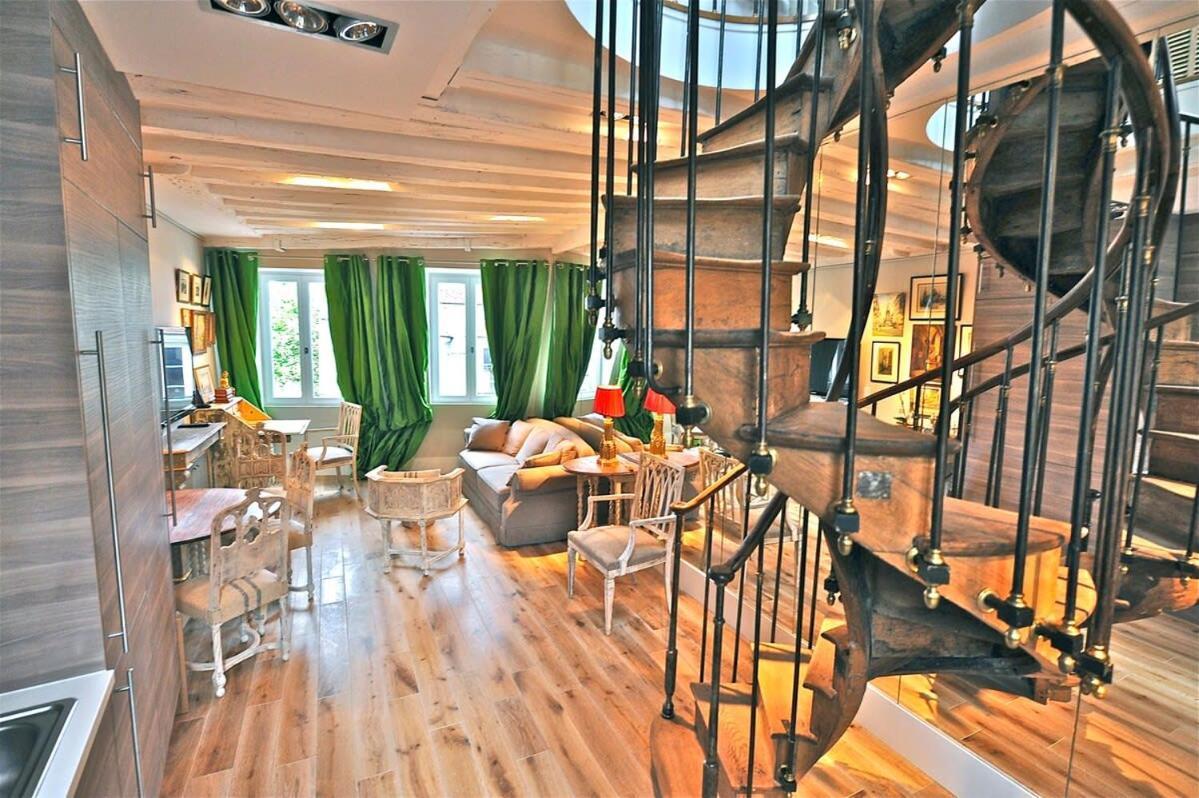 Apartment A Balcony On Notre Dame Paris