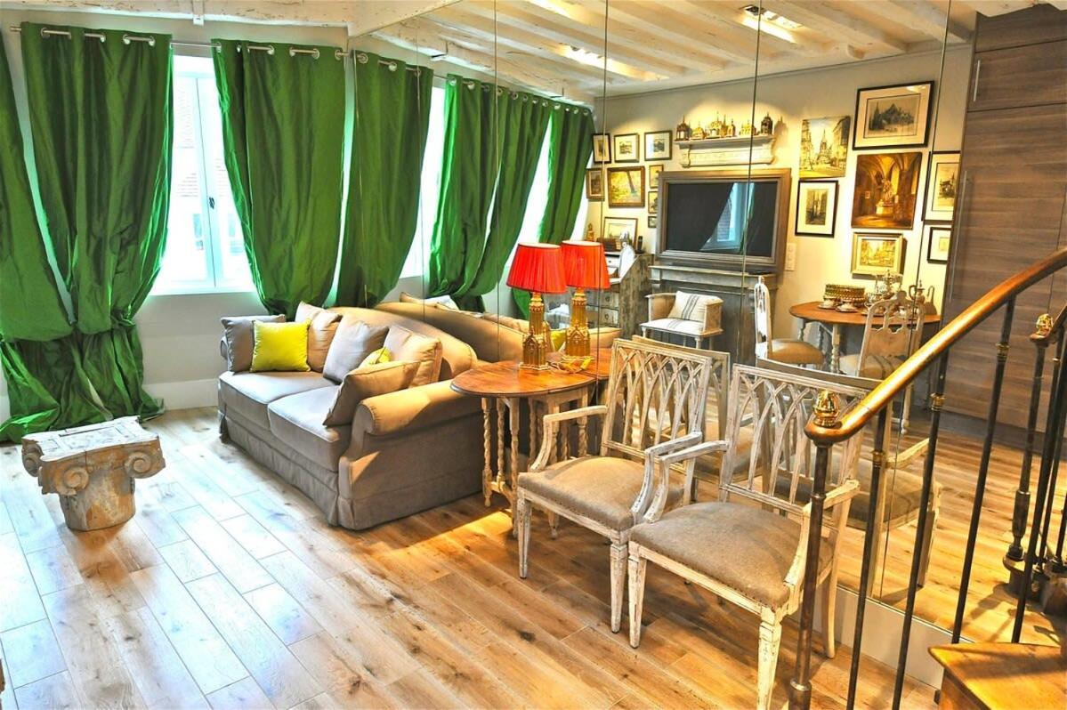 A Balcony On Notre Dame Apartment *