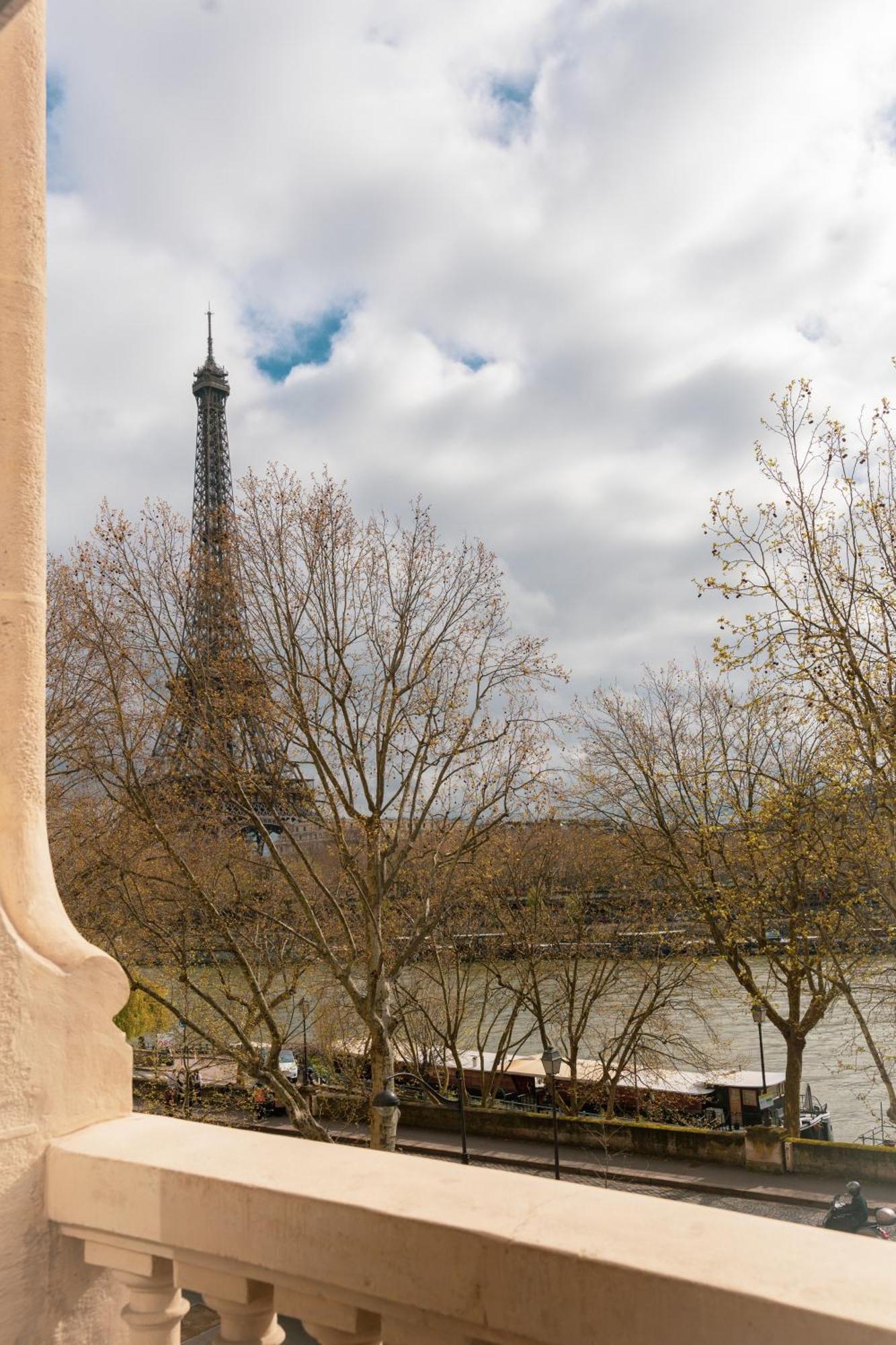Sur Les Quais * Paris