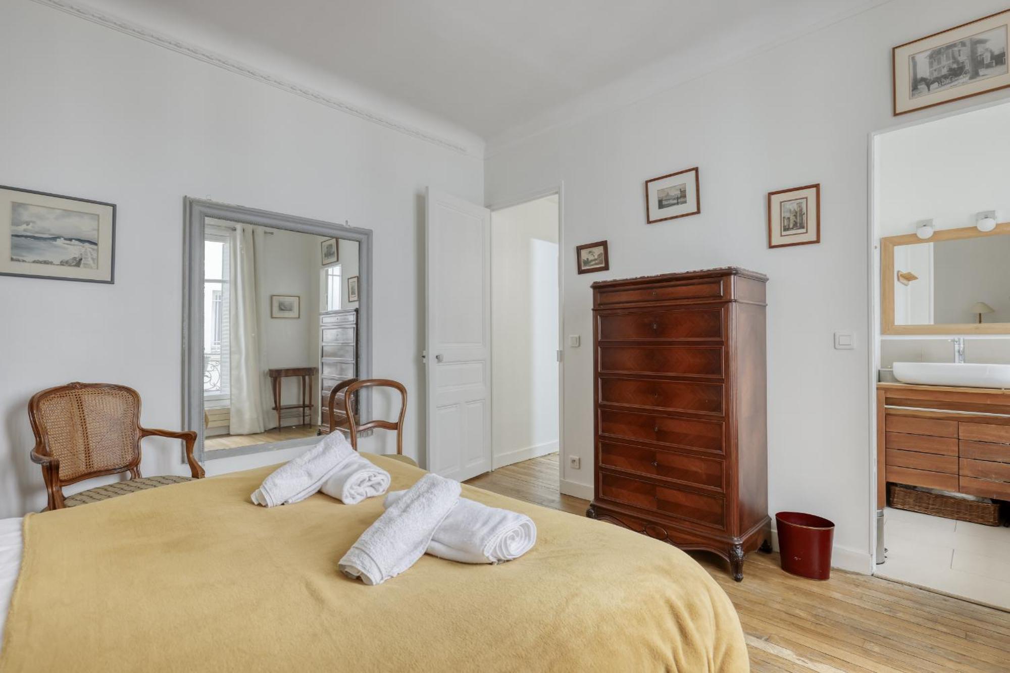 Classic & Charming Parisian Flat - Luxury 16th Parigi