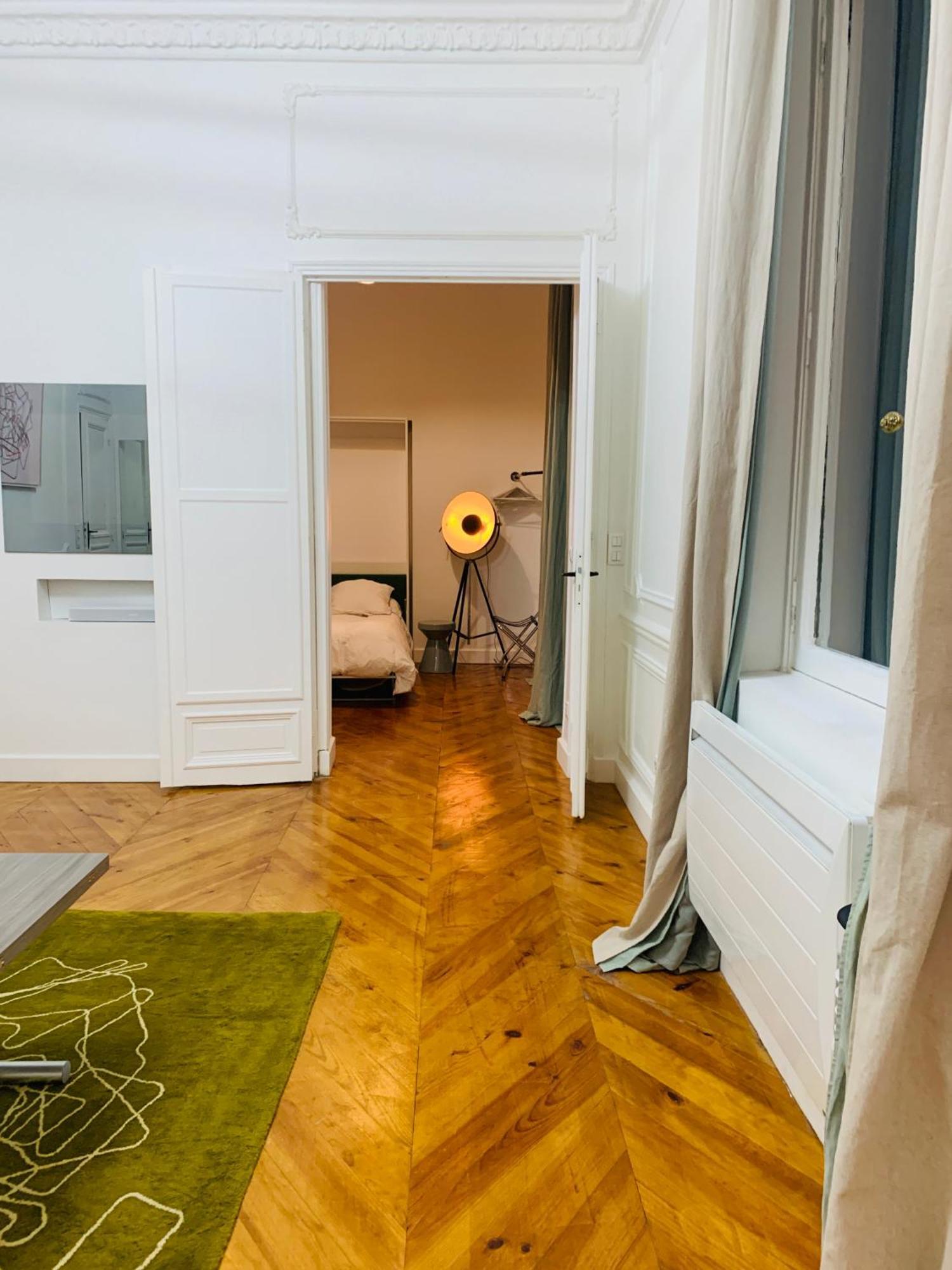 2 Bedrooms - Centre - Champs Elysees
