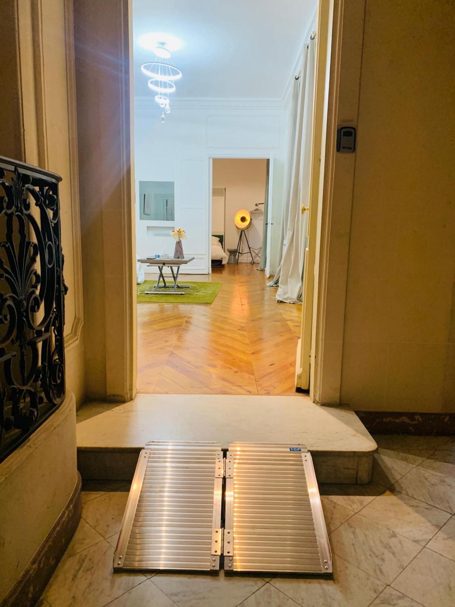 2 Bedrooms - Centre - Champs Elysees