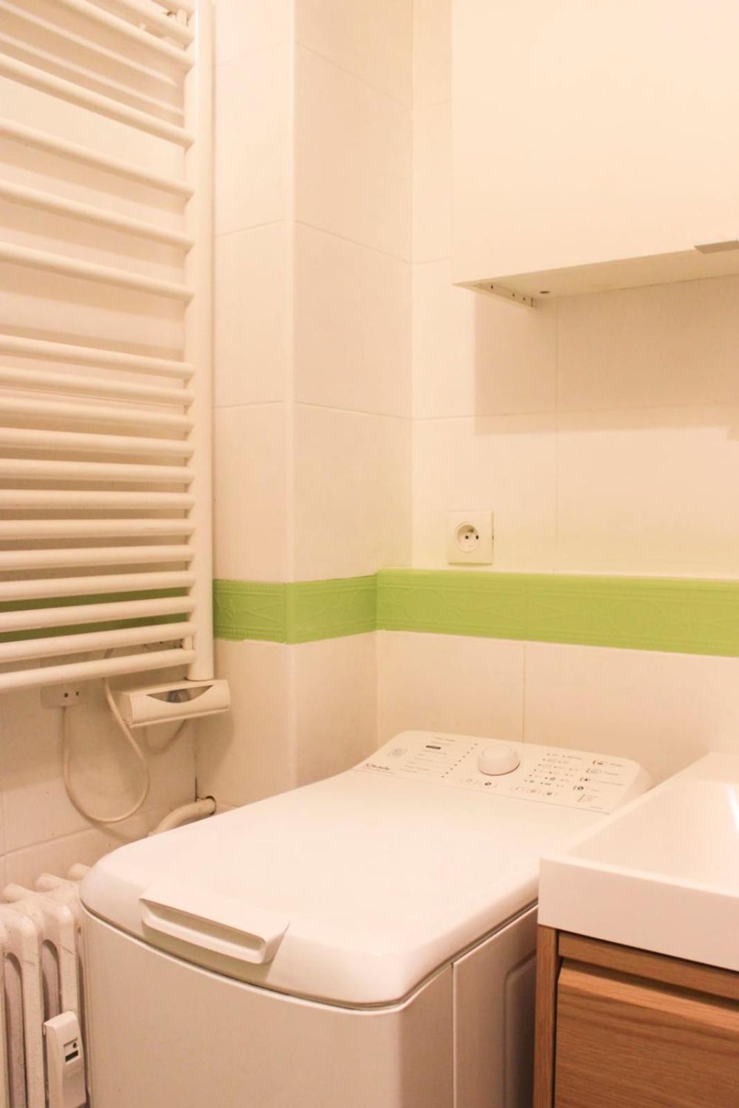 Spacious Family Nest Facing Square Des Epinette * Paris